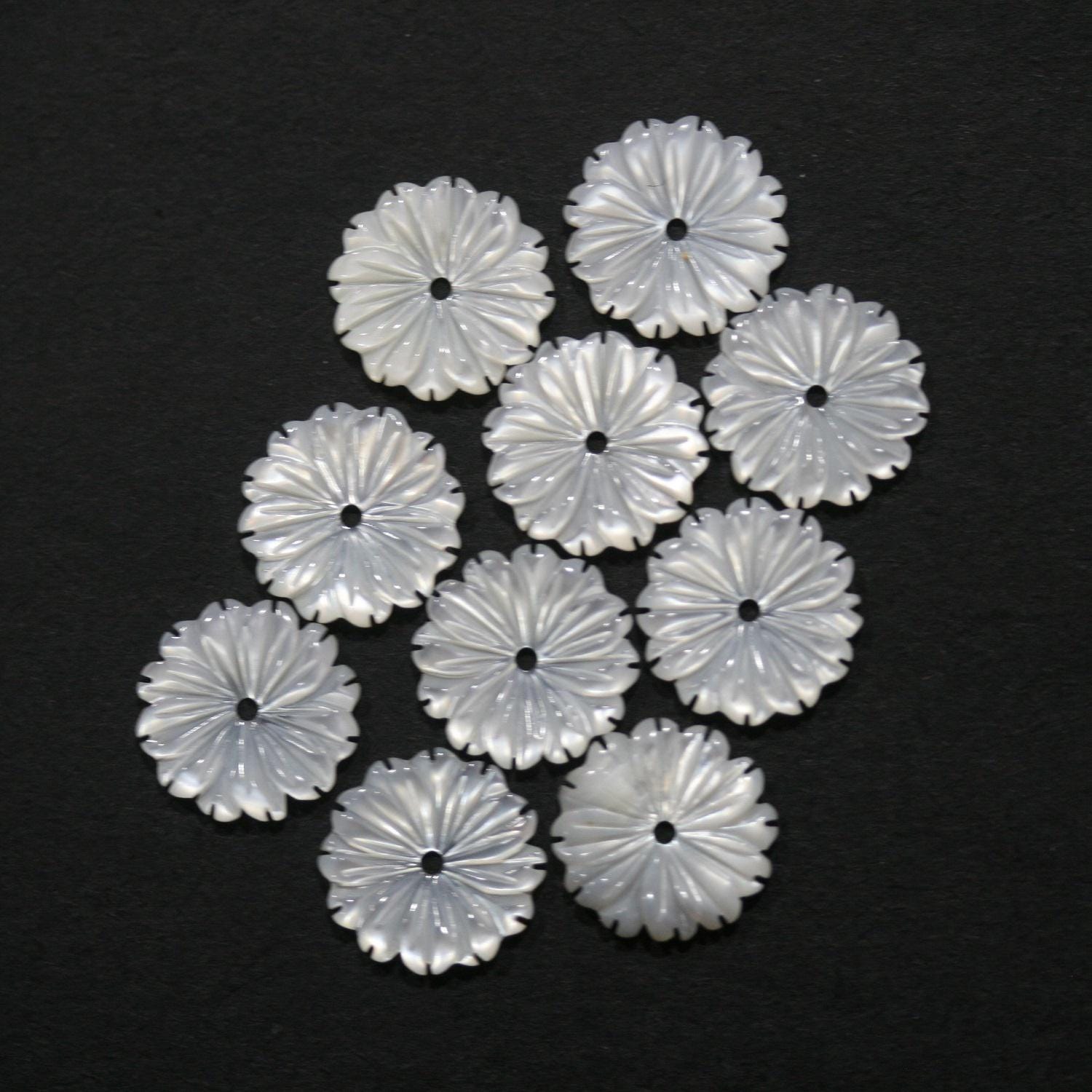 Pendentif en nacre sculptée en forme de fleur, 10 mm (5 paires). Réf. 14828