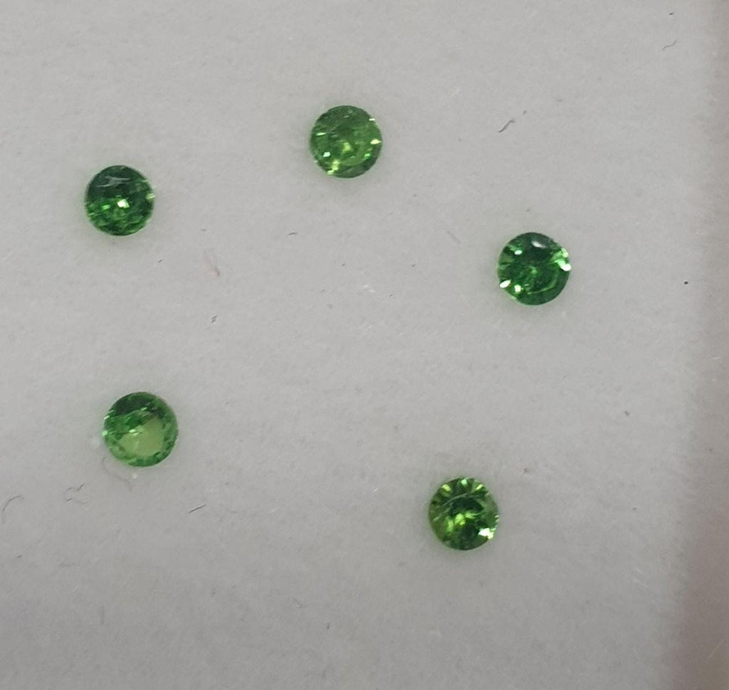 Lote de 5 piedras preciosas de granate tsavorita facetadas redondas de 2 mm. - Precio al por mayor.