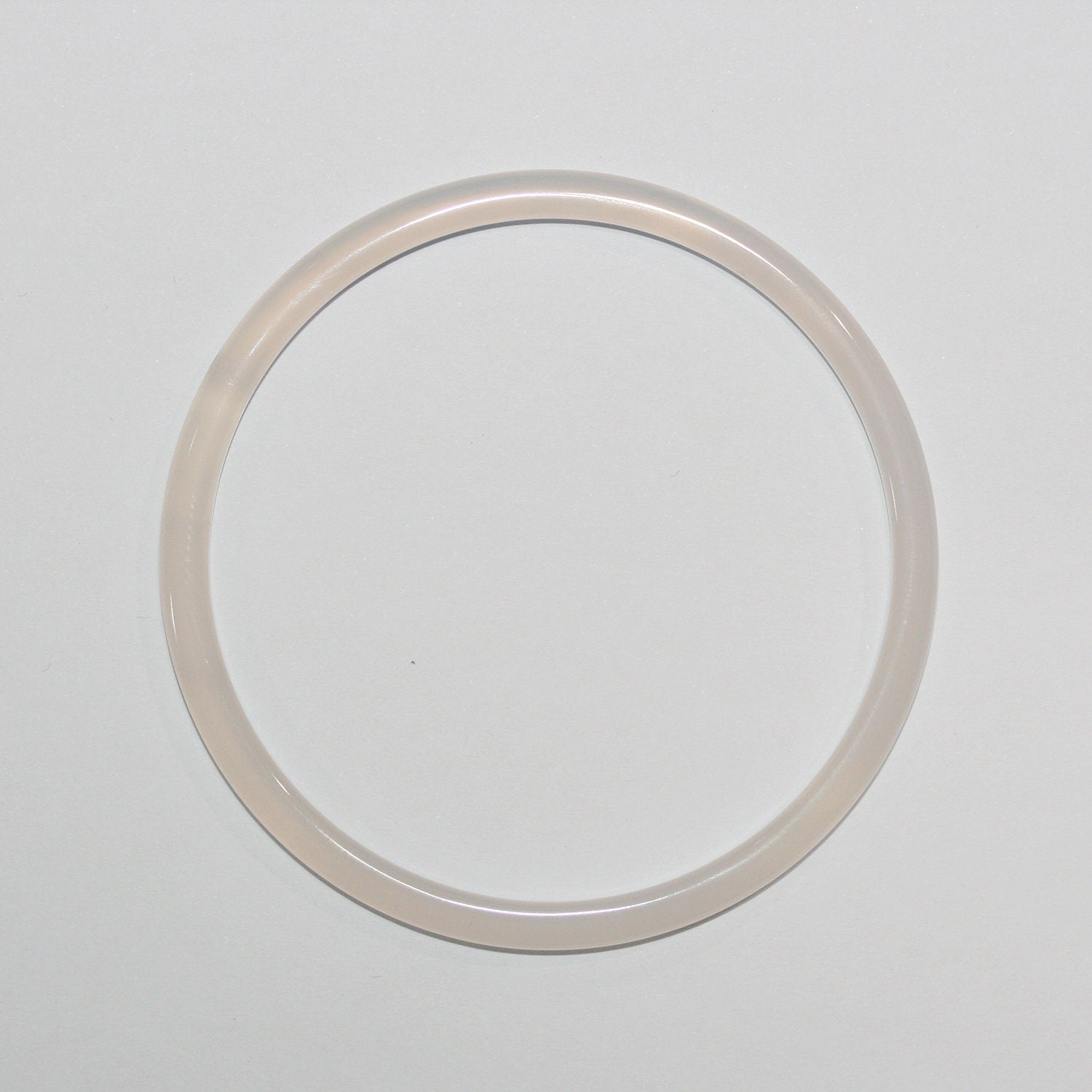 Pendentif en agate blanche lisse, forme créole, 61 mm environ.