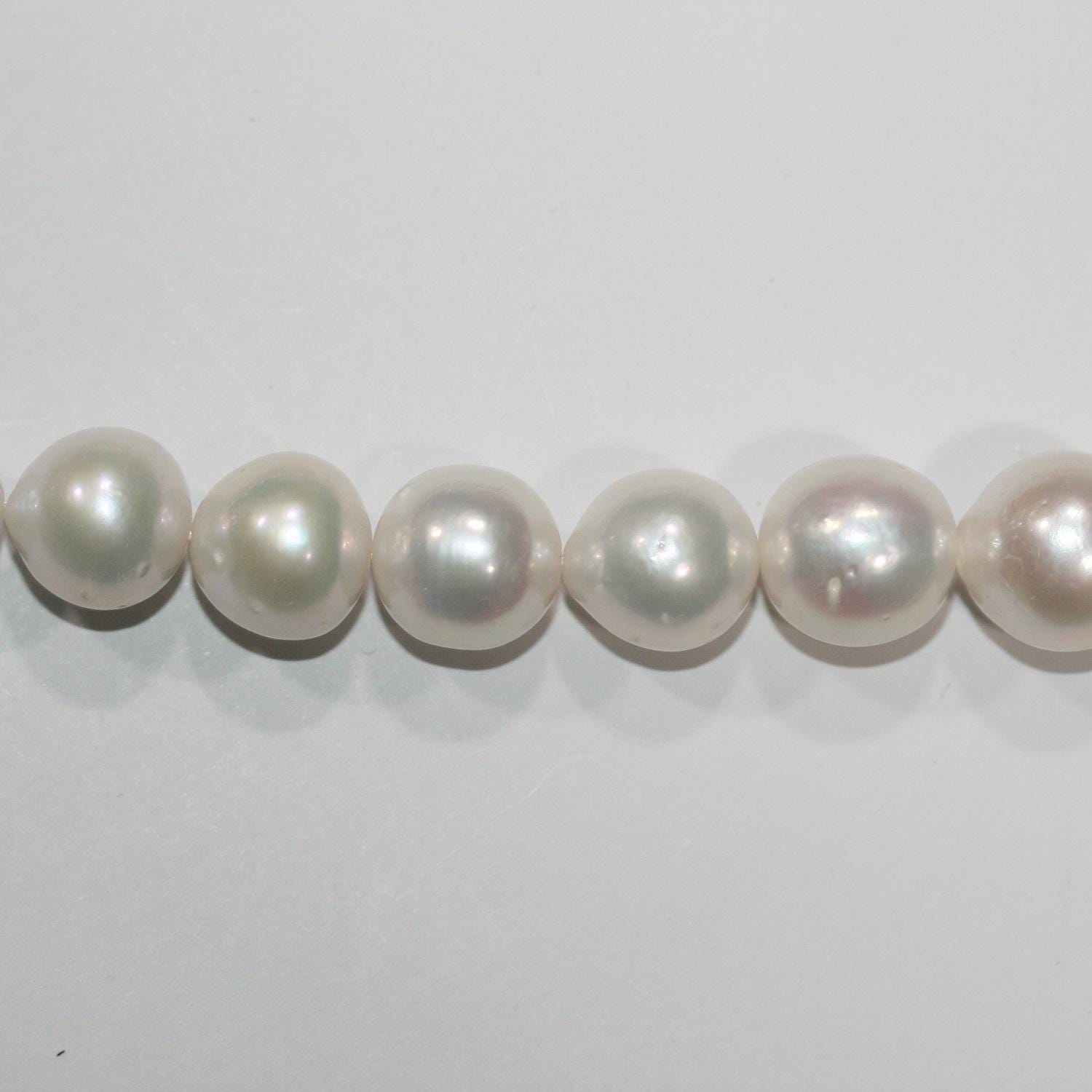 Perles rondes d'eau douce dégradées de 10 à 13 mm, 40 cm de diamètre. Collier de 40 cm. Perles naturelles à prix de gros.