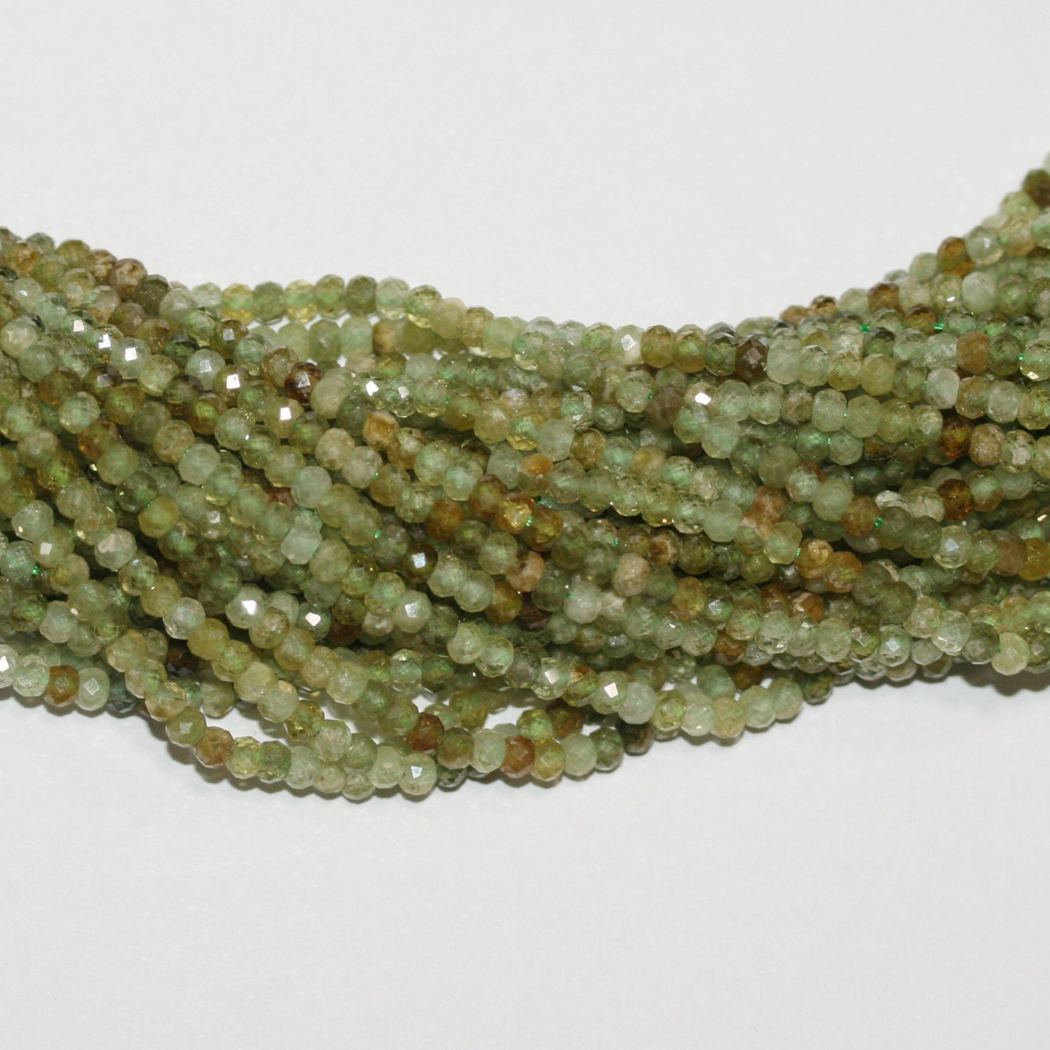 Perles rondelles à facettes en grenat grossulaire de 39 cm (15 po), 3 x 2 mm - Fil de 39 cm