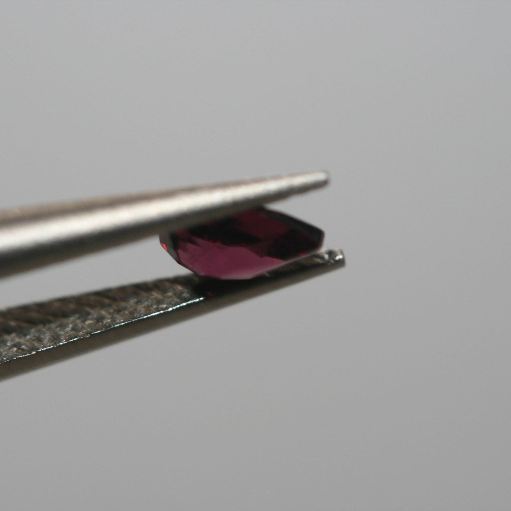 Lote de Granate Rodolita Gota Facetada 5x3mm.- (15Pcs)