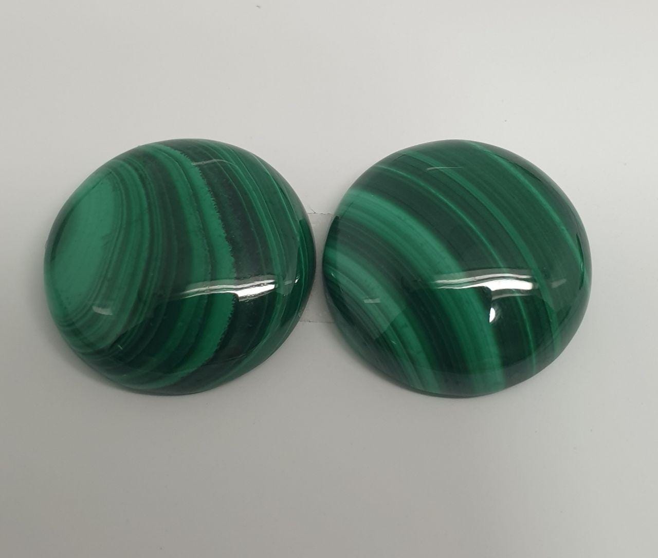 Lote de 2 cabujones redondos de malaquita de 20 mm (2 unidades). Malaquita genuina natural sin tratar.