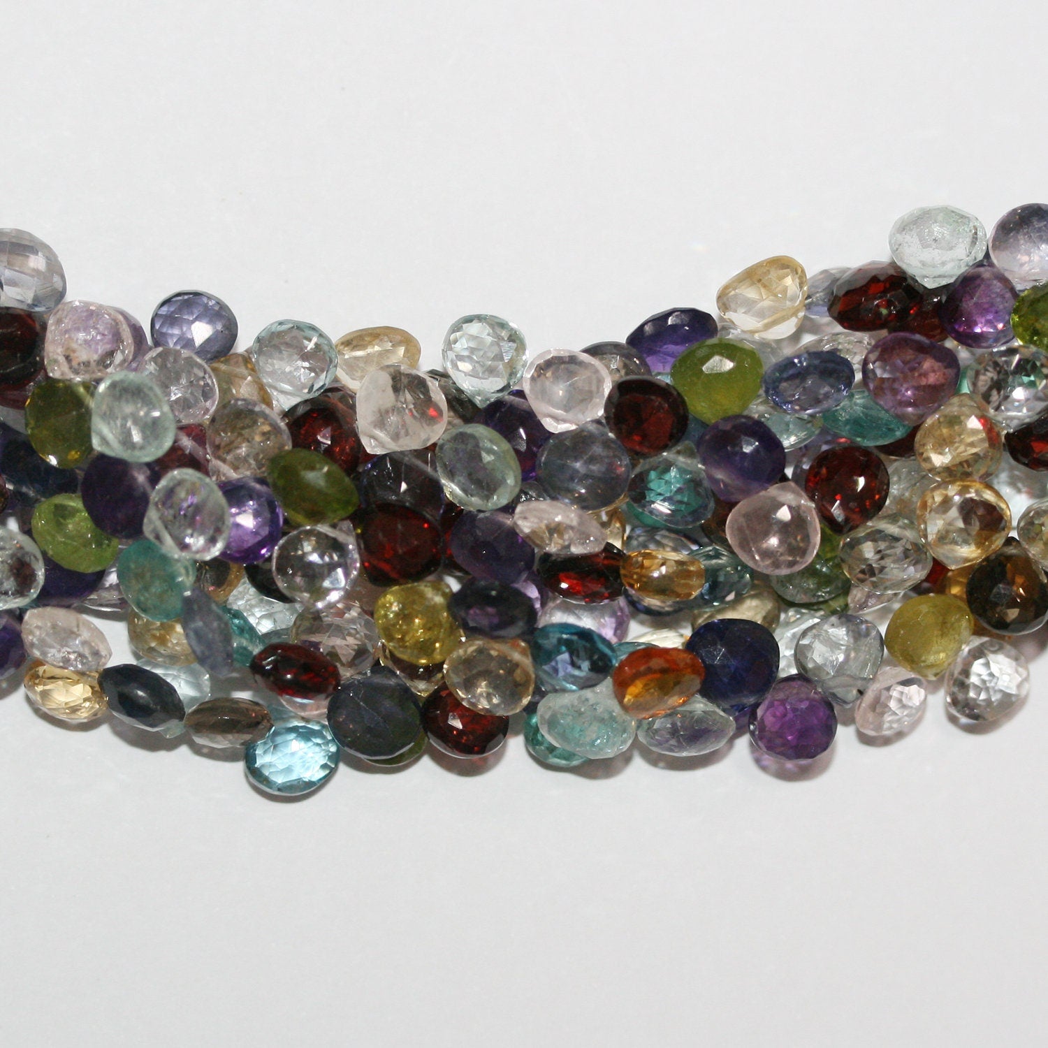 Perles en forme de goutte à facettes en pierre multiple de 9 pouces, 5-6 mm environ - Longueur du fil : 23 cm.