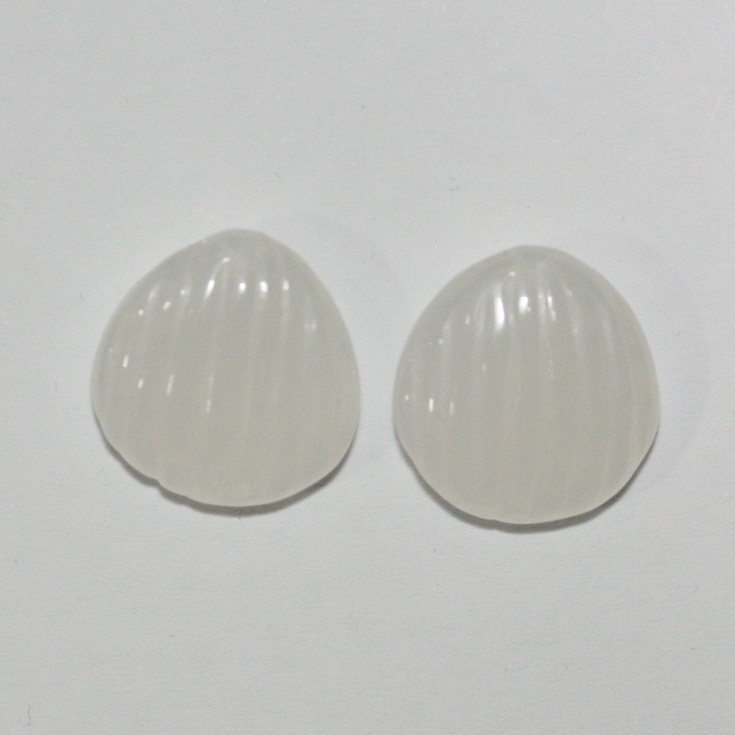 Pendentif en jade blanc sculpté en forme de coquillage, 17 mm (1 paire). Pendentif unique de créateur.