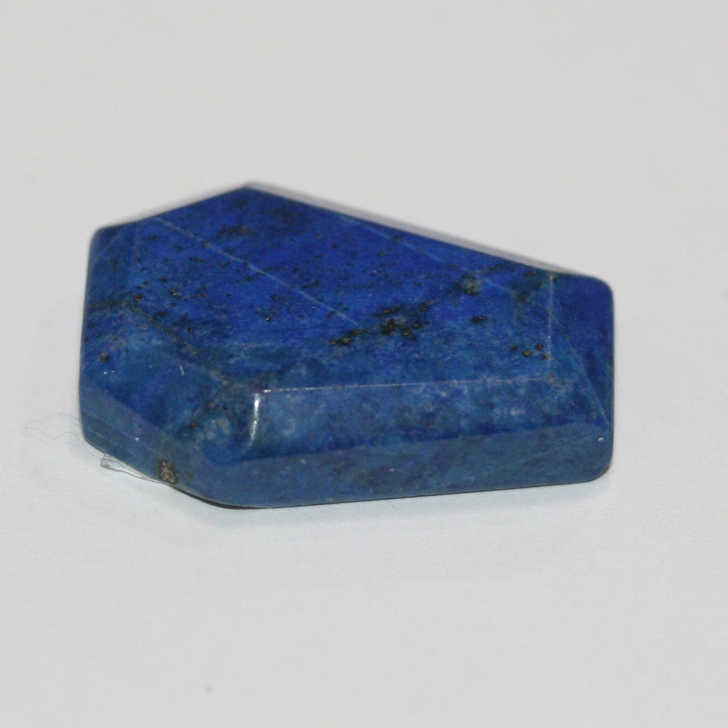 Pendentif hexagonal à facettes en lapis-lazuli, demi-percé, 31 x 22 mm (1 pièce).