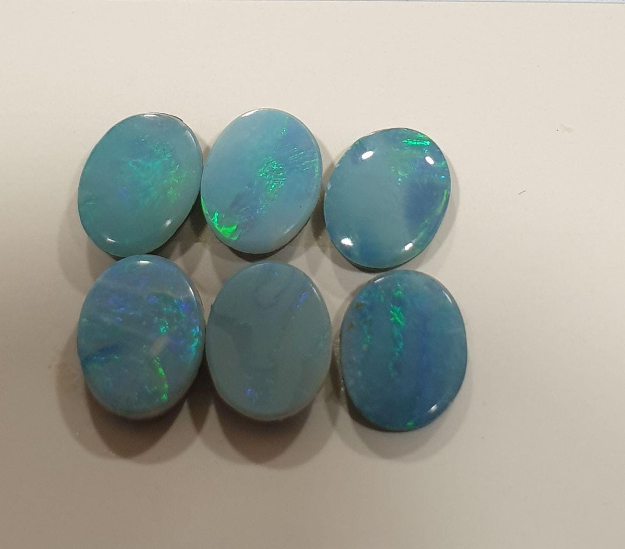 Lote de 6 cabujones ovalados planos de ópalo australiano natural de 8 x 6 mm (aprox.). Par doblete.
