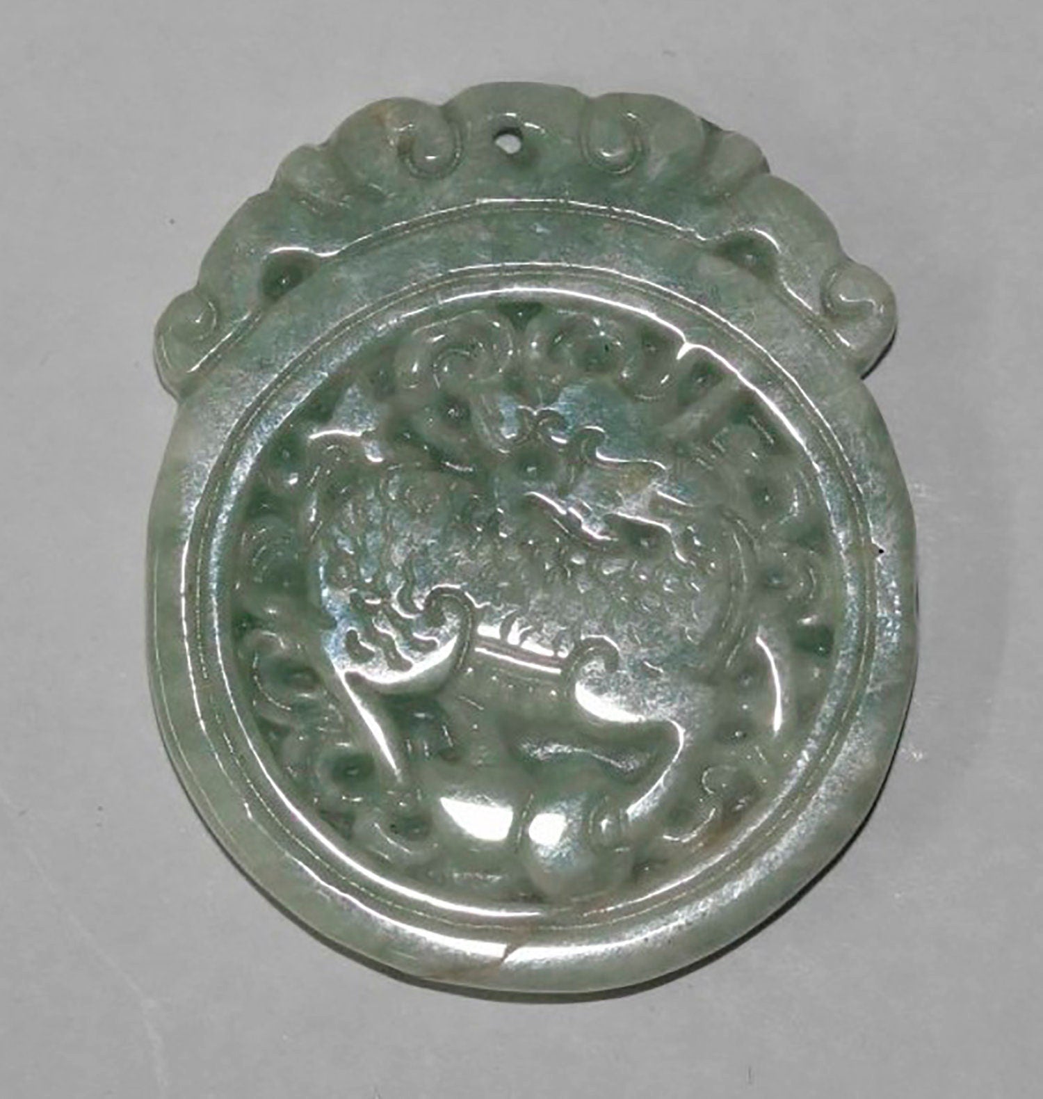 Pendentif en jade multicolore, environ 42 x 35 mm.