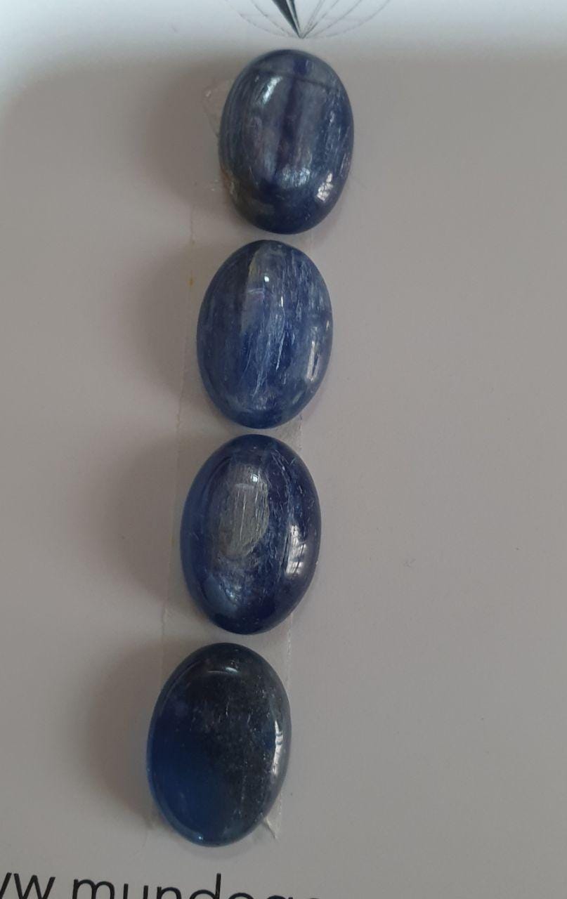 Lote de 4 cabujones ovalados de cianita de 10 x 14 mm. (4 piezas)
