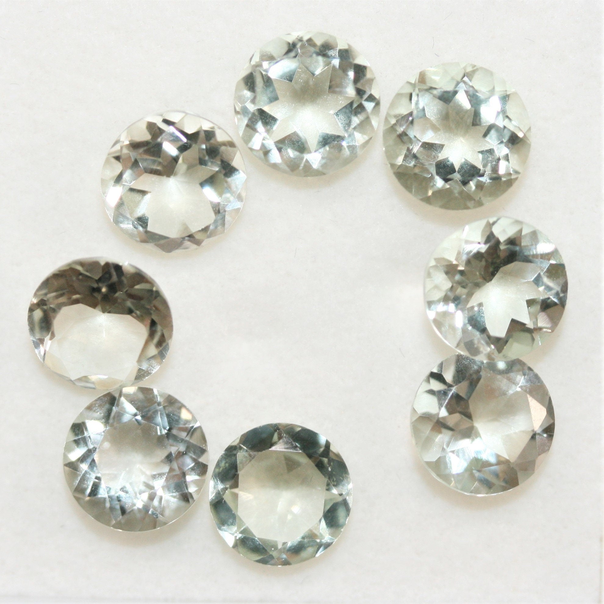 Lot de 8 pierres rondes à facettes de prasiolite de 8 mm.