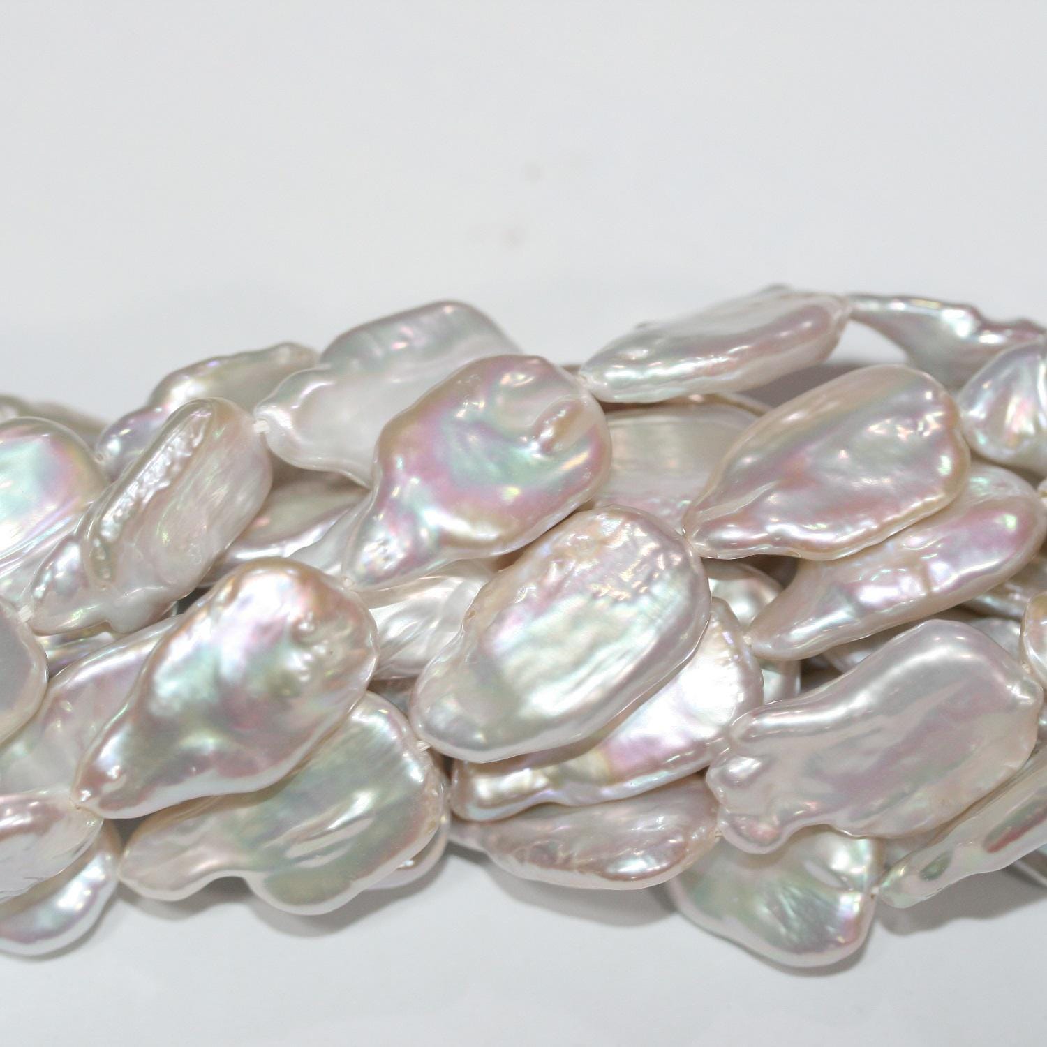 Perles ovales blanches d'eau douce, 15 pouces (environ 38 cm), 23 x 14 mm. Longueur du fil : 39 cm. Perles naturelles à prix de gros.
