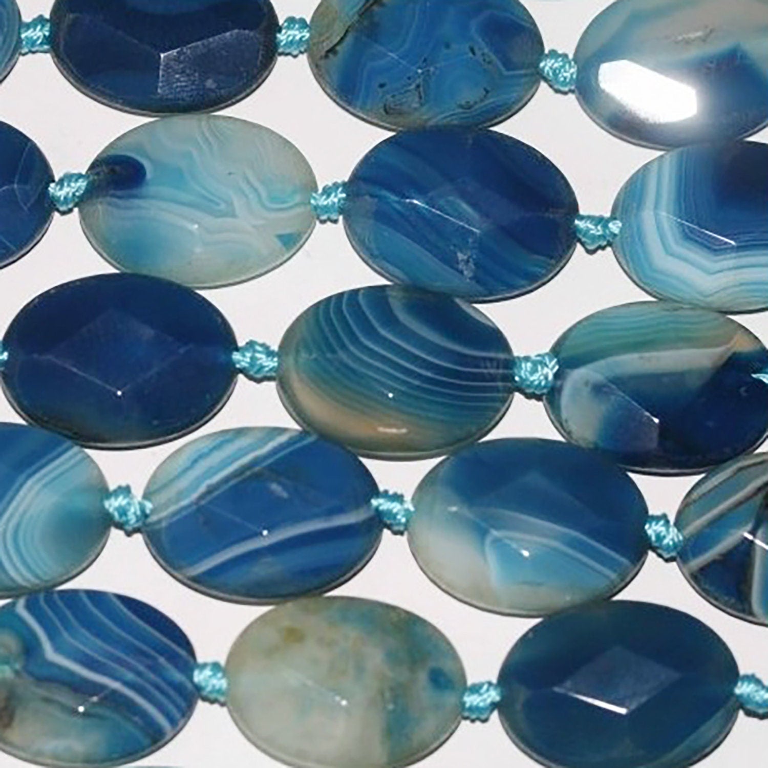 Perles ovales à facettes en agate bleue rayée, 16 pouces (environ 40 cm), 25 x 18 mm. Longueur du fil : 40 cm.