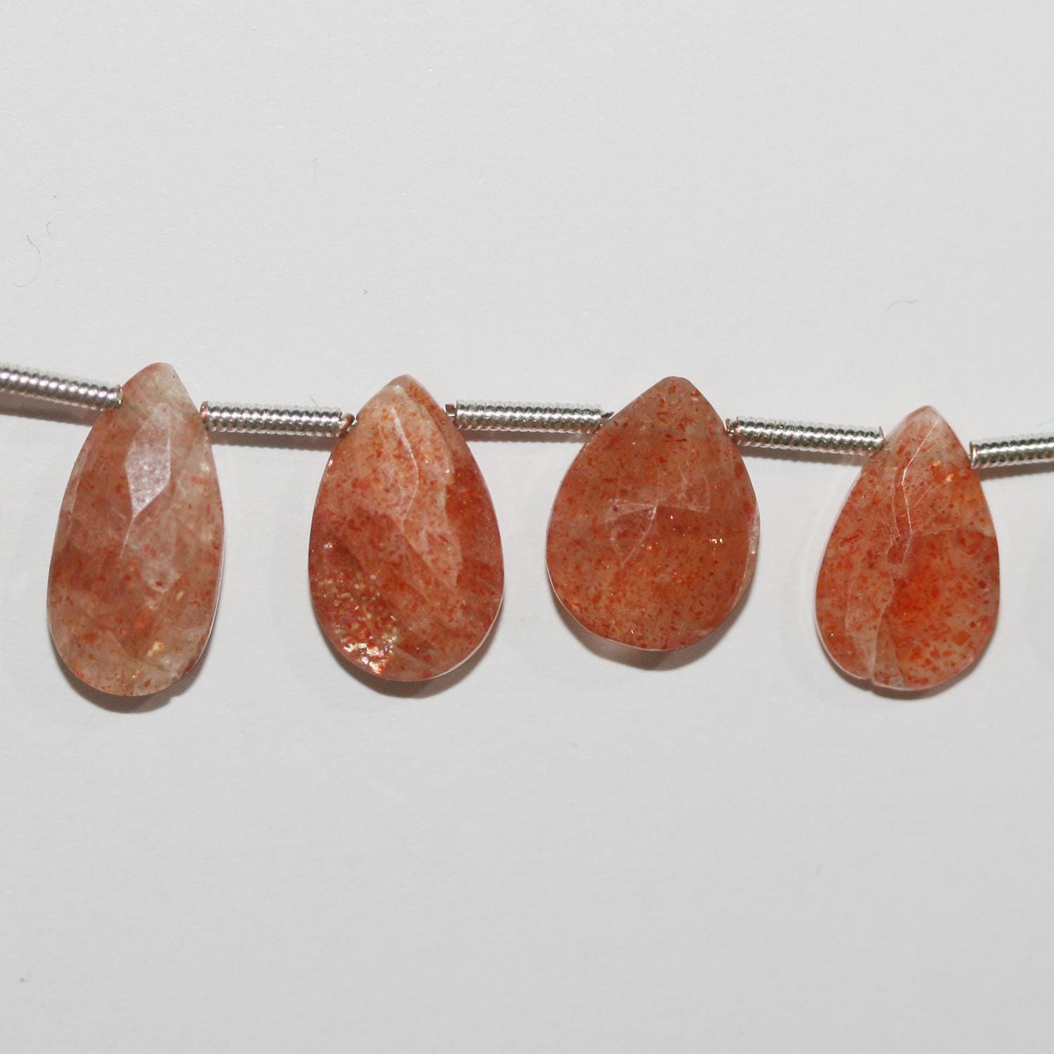 Perles en pierre de soleil St de taille graduée, en forme de gouttes, 10 x 7 à 12 x 8 mm. Longueur approximative du fil : 20 cm.