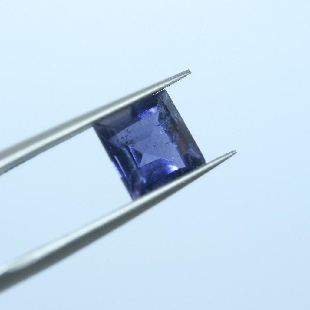 Lot d'iolites carrées à facettes de 8 mm (2 pièces).