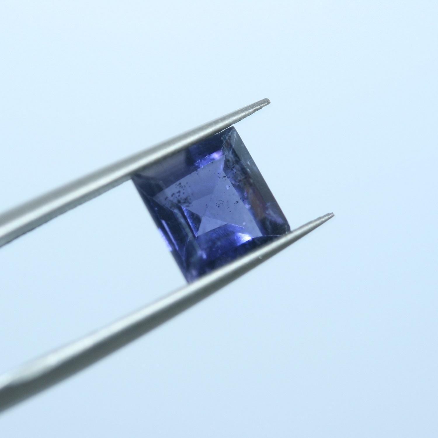 Lot d'iolites carrées à facettes de 8 mm (2 pièces).