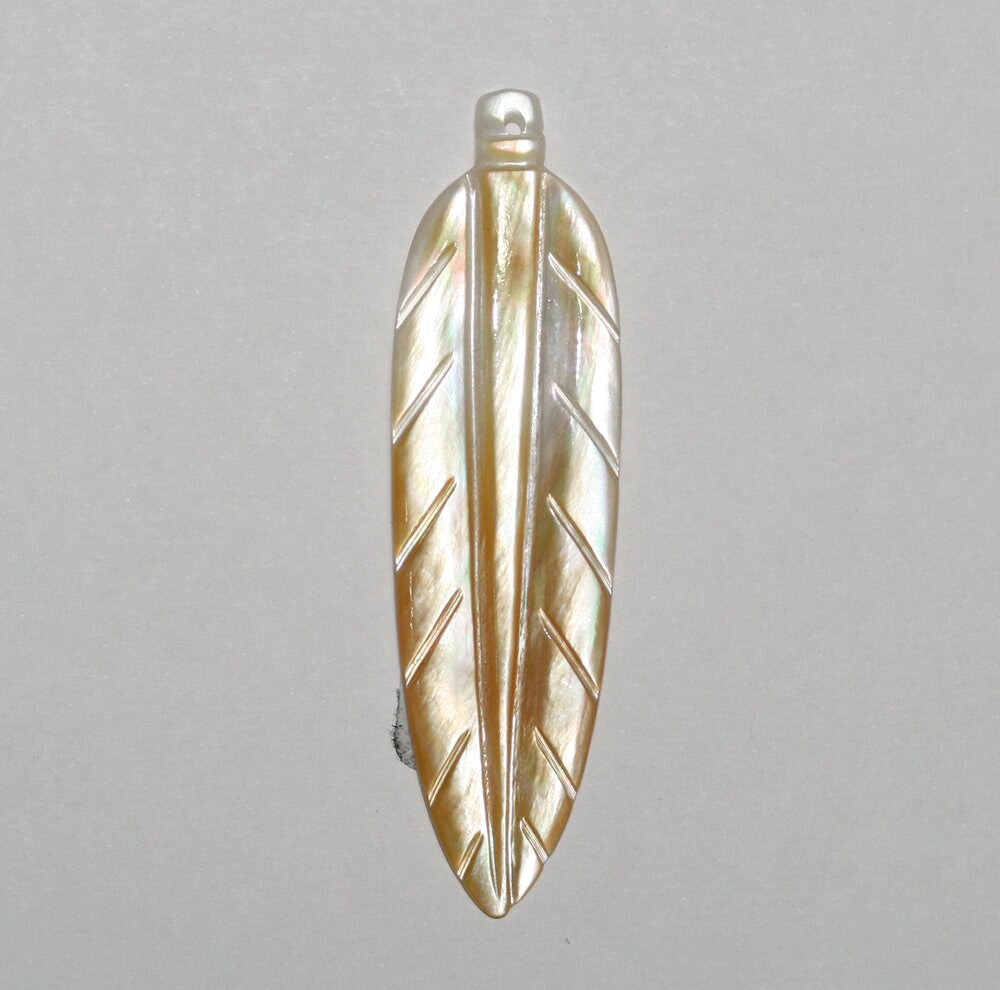 Pendentif feuille sculptée en nacre 74x17mm.