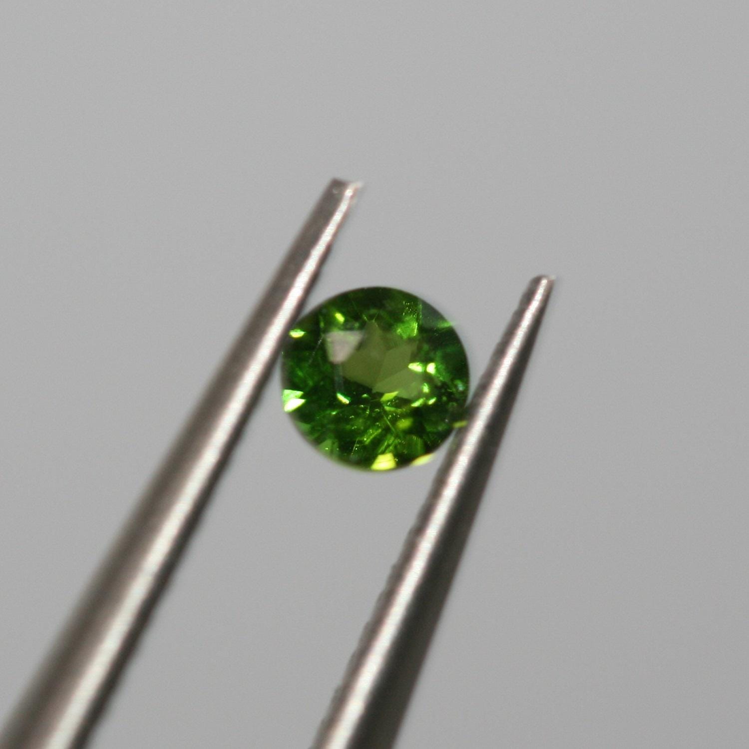 Lote de diópsido cromado redondo facetado de 3 mm (5 ct)