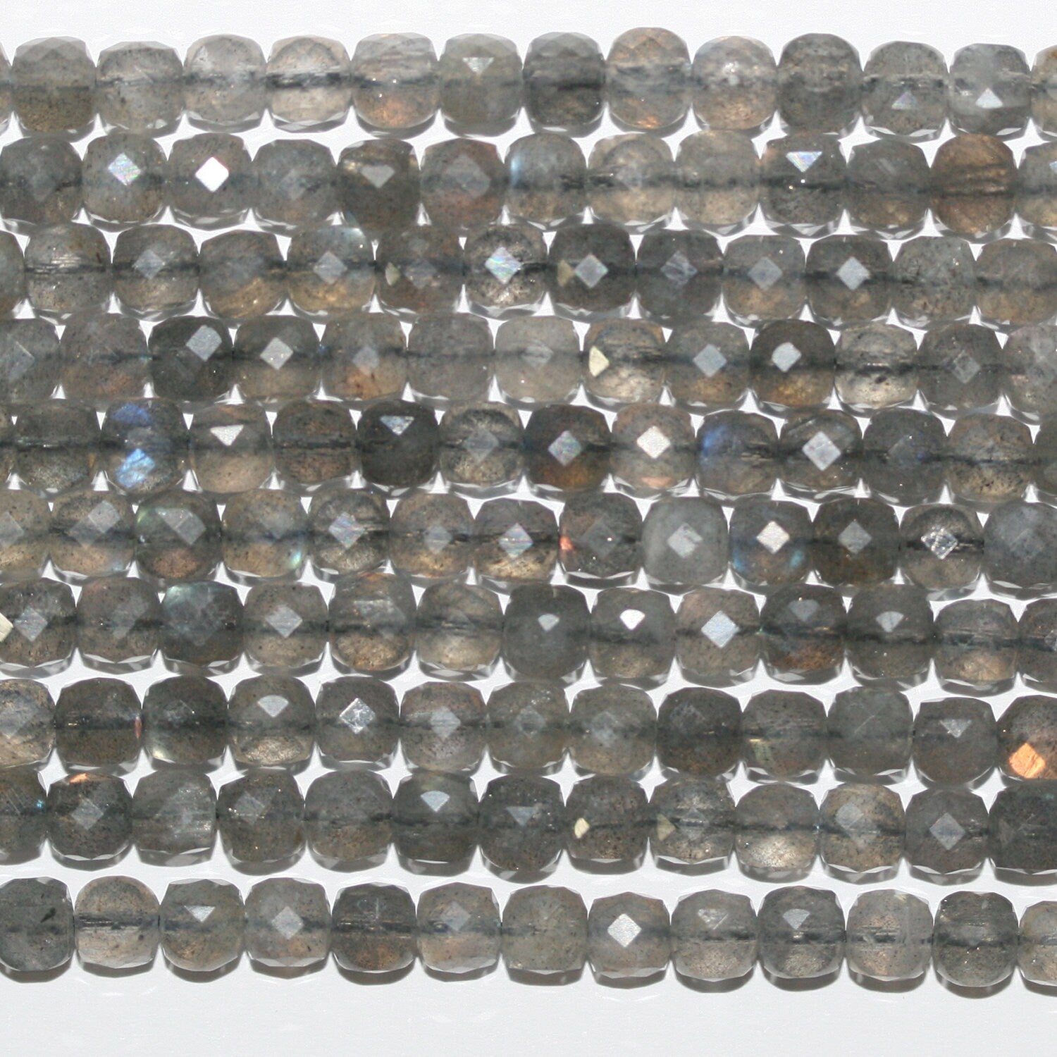 Perles cubiques à facettes en Labradorite de 15 pouces, 4-5 mm. - Fil de 39 cm.