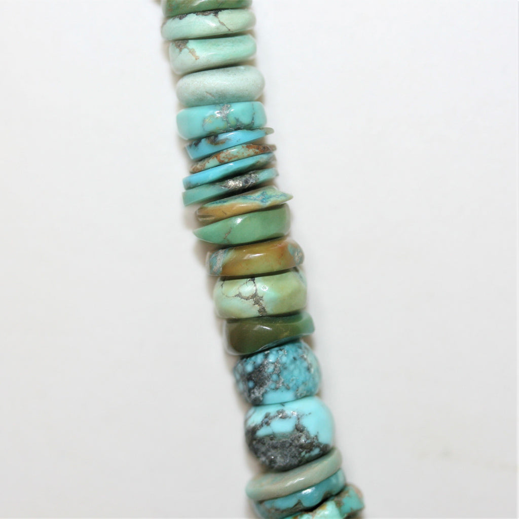 Collier en turquoise St lisse dégradée de 17 pouces (43 cm), 10 x 4 à 5 x 1 mm. Longueur approximative : 44 cm.