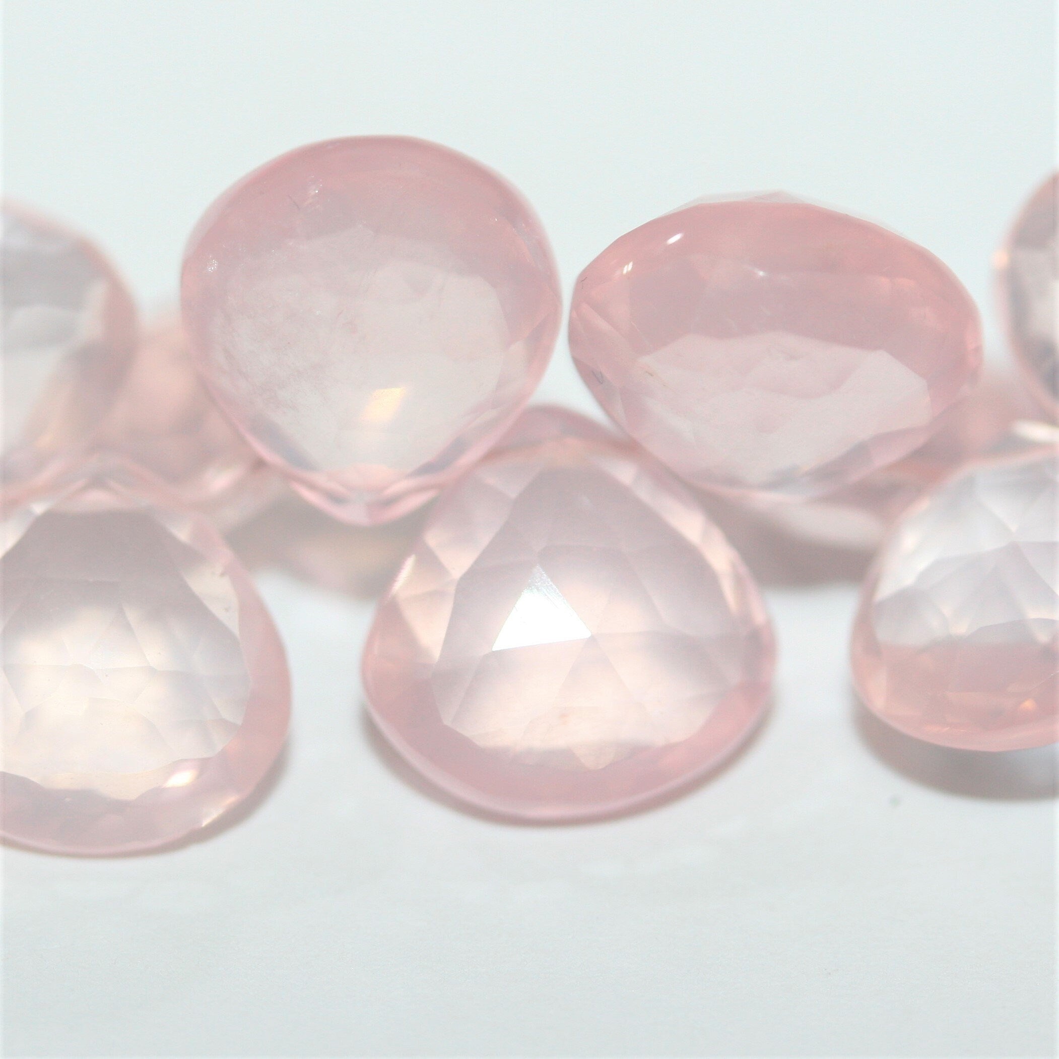Perles en quartz rose facettées de 8 pouces (environ 20 cm), diamètre 10-11 mm. Longueur du fil : environ 20 cm.