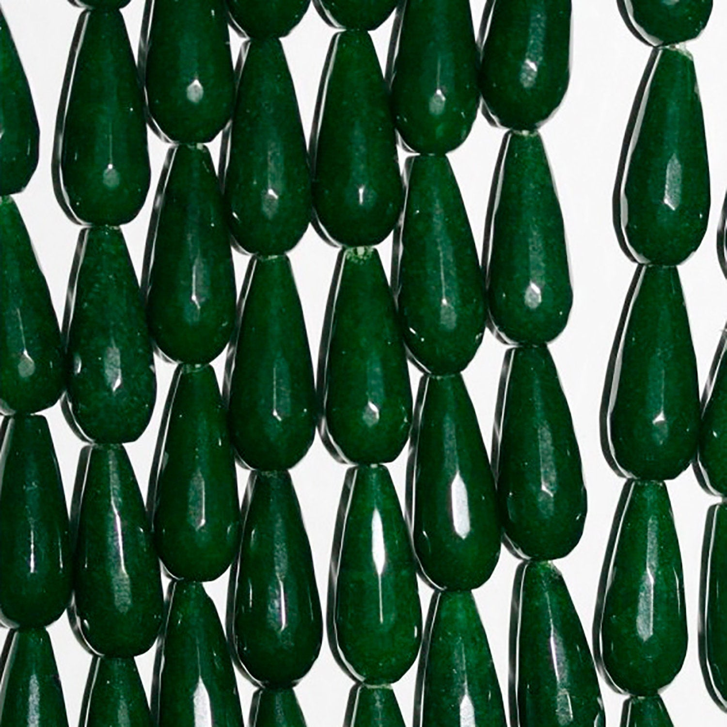 Perles en jade vert facettées de 38 cm (15 pouces), 22 x 9 mm, longueur 39 cm.