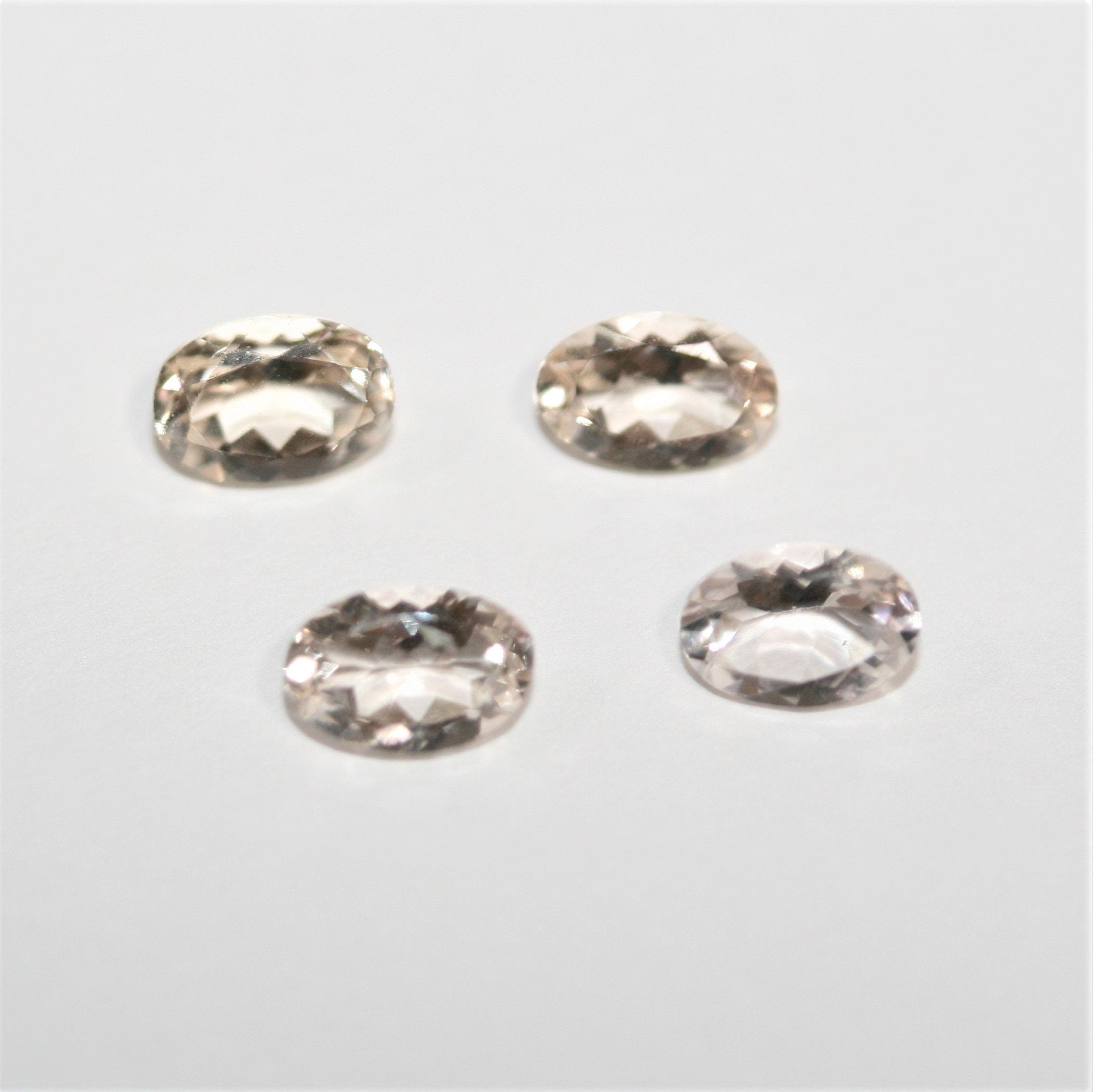 Lote de 4 morganitas ovaladas facetadas de 6 x 4 mm. (4 piezas)