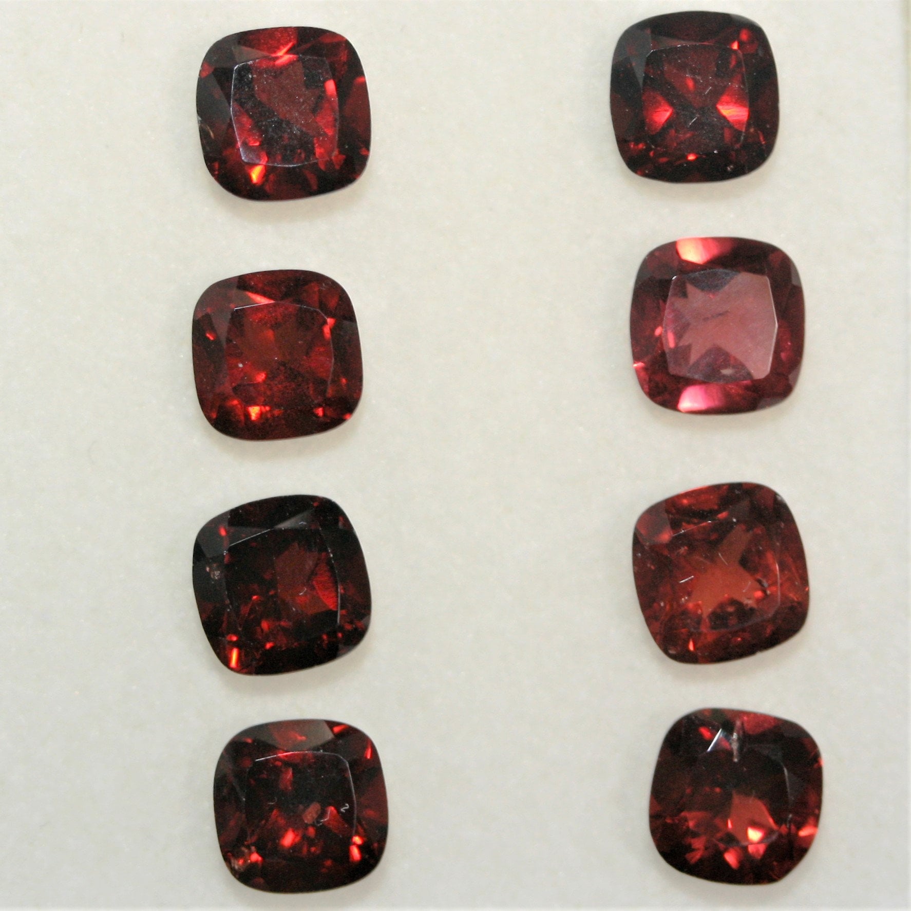 Lote de 8 cuentas de granate facetadas de 6 mm. (8 piezas)