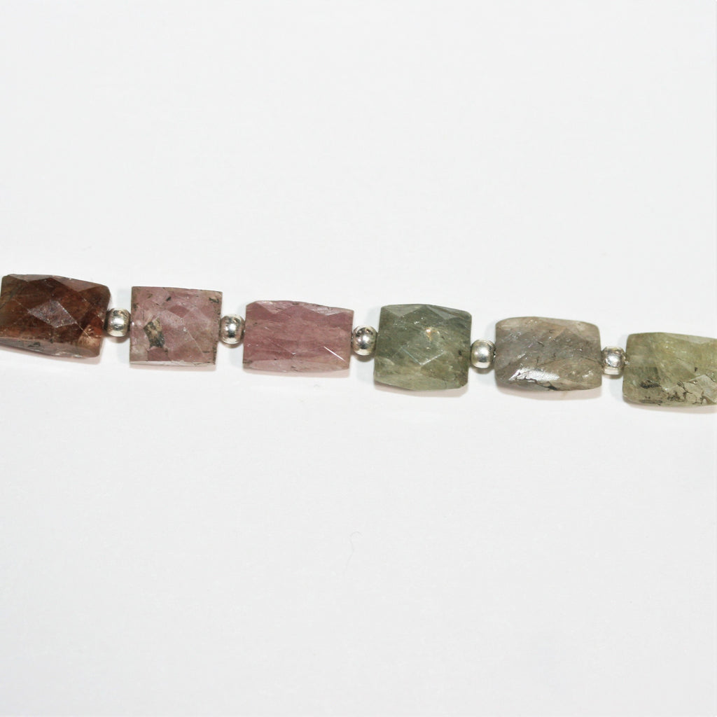 Perles rectangulaires à facettes en saphir multicolore de 8 x 6 mm. Longueur du fil : environ 20 cm.