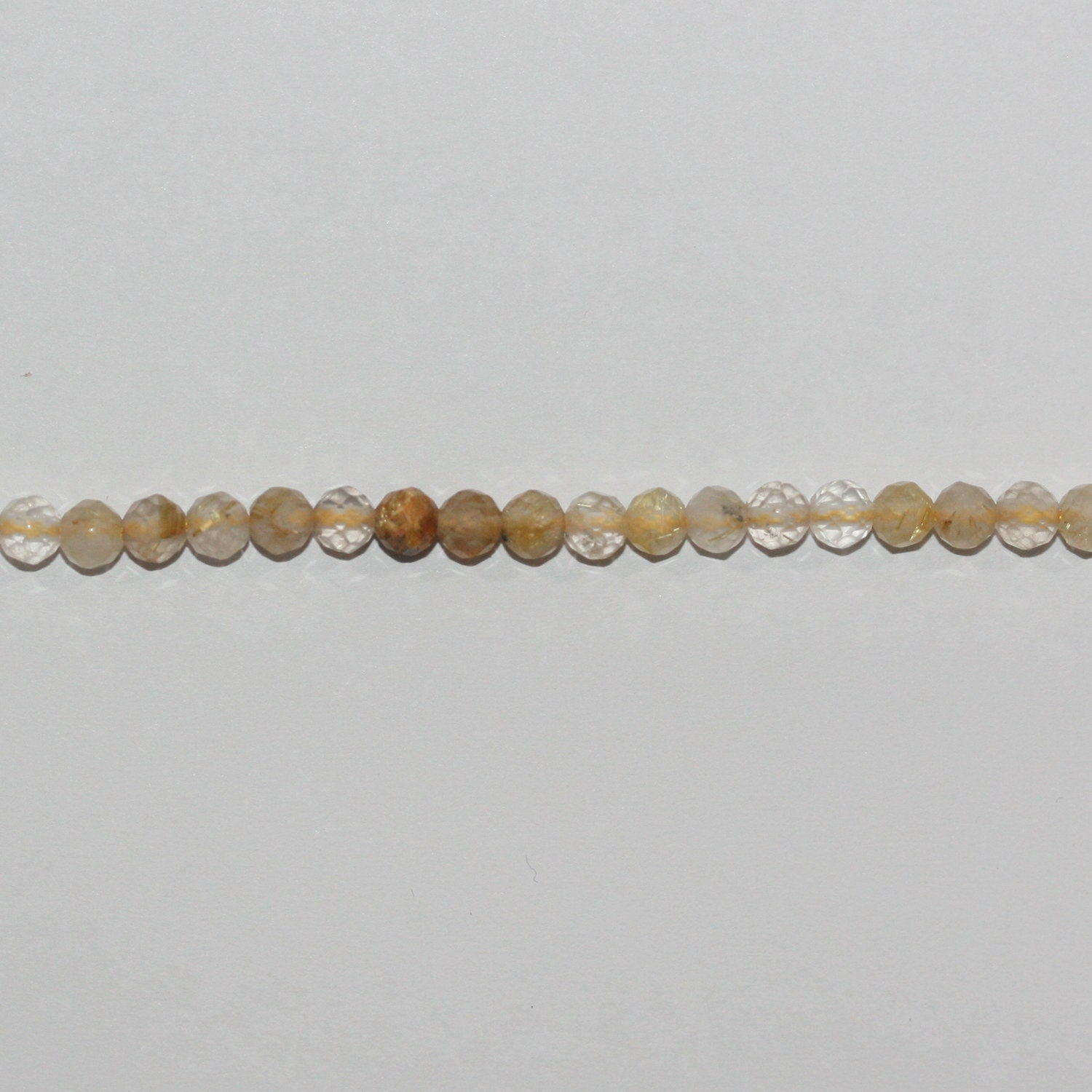 Perles rondes à facettes en quartz rutile St 15" 4 mm - Fil 39 cm.