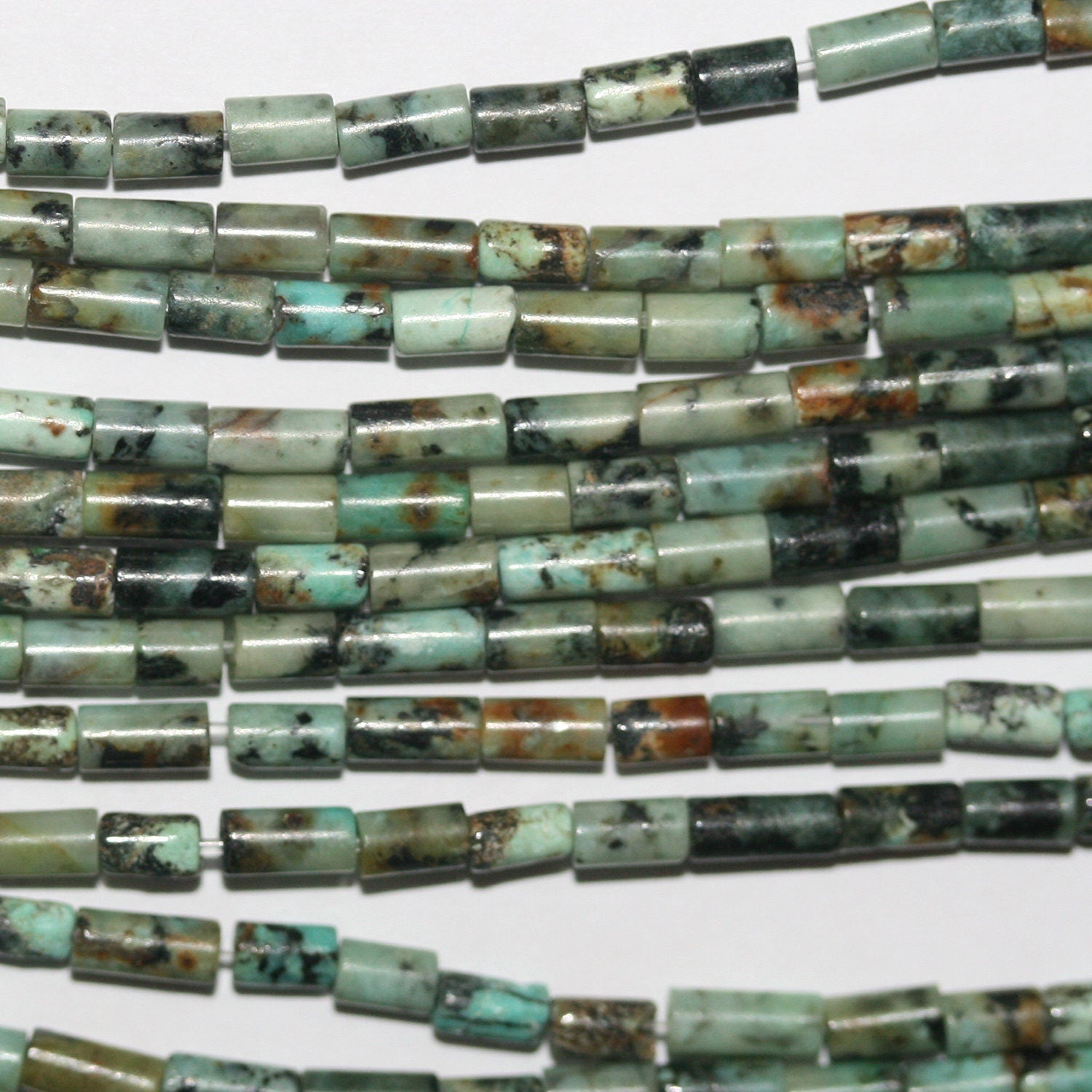 Perles tubulaires lisses en turquoise africaine St 15" 4x2mm.-Rig 39cm.