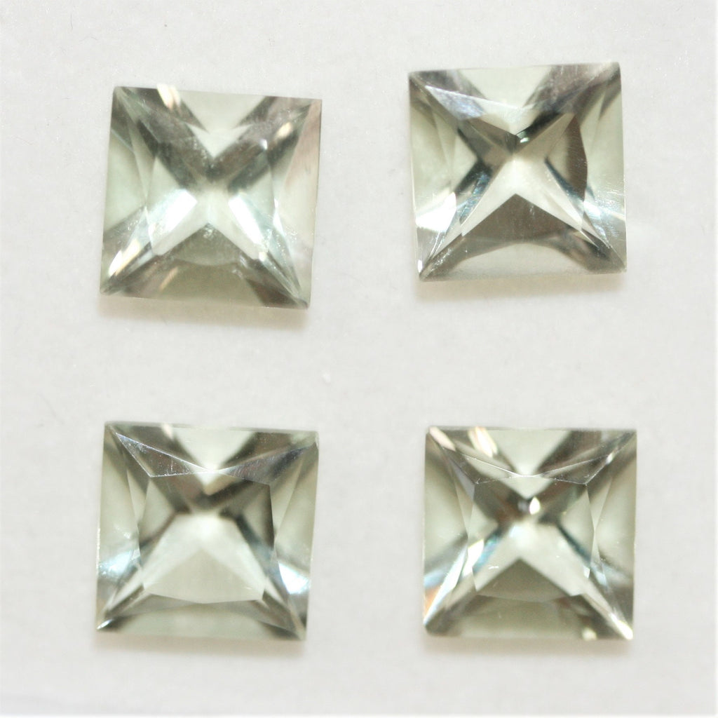 Lot de 4 pierres carrées à facettes de prasiolite de 9 mm.