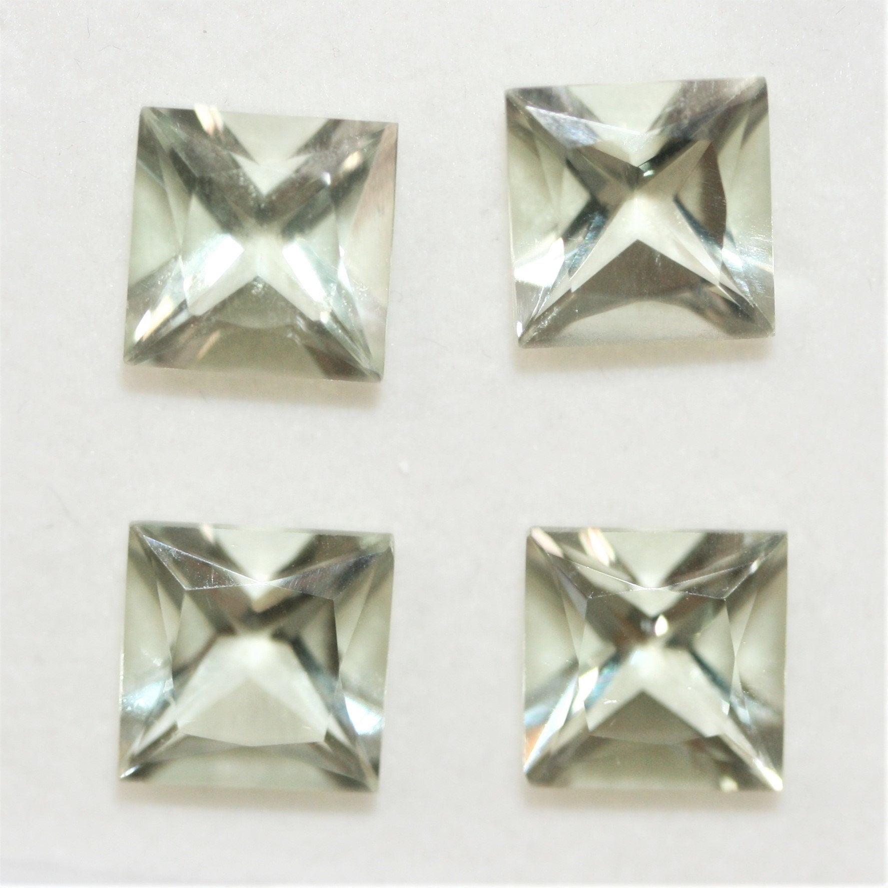 Lot de 4 pierres carrées à facettes de prasiolite de 9 mm.