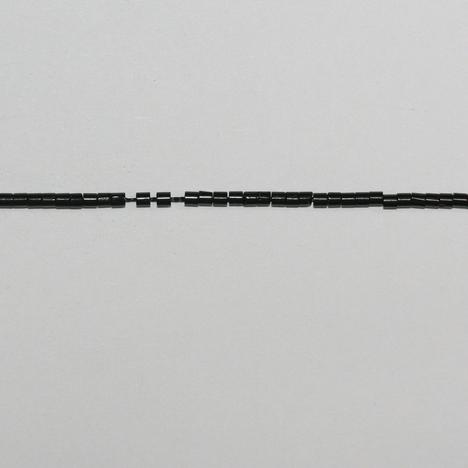 Perles disques lisses St Jet 15" 2x1,5mm.-Bracelet 39cm.