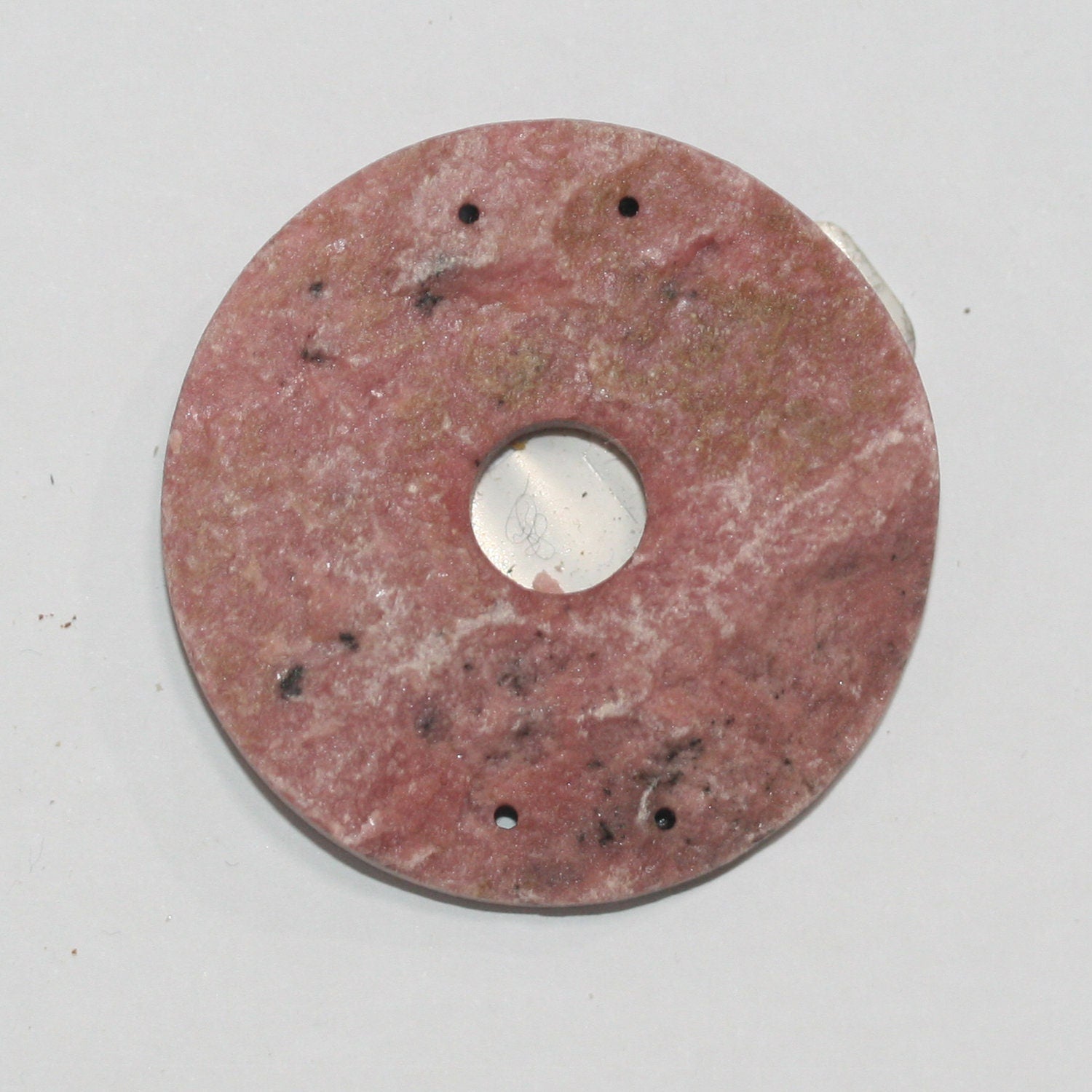 Pendentif en rhodonite non polie, environ 45-65 mm.