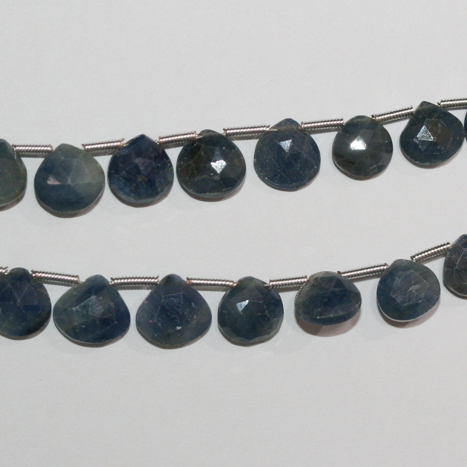 Perles en saphir facetté en forme de goutte de 8 pouces (8-9 mm). - Fil de 20 mm.