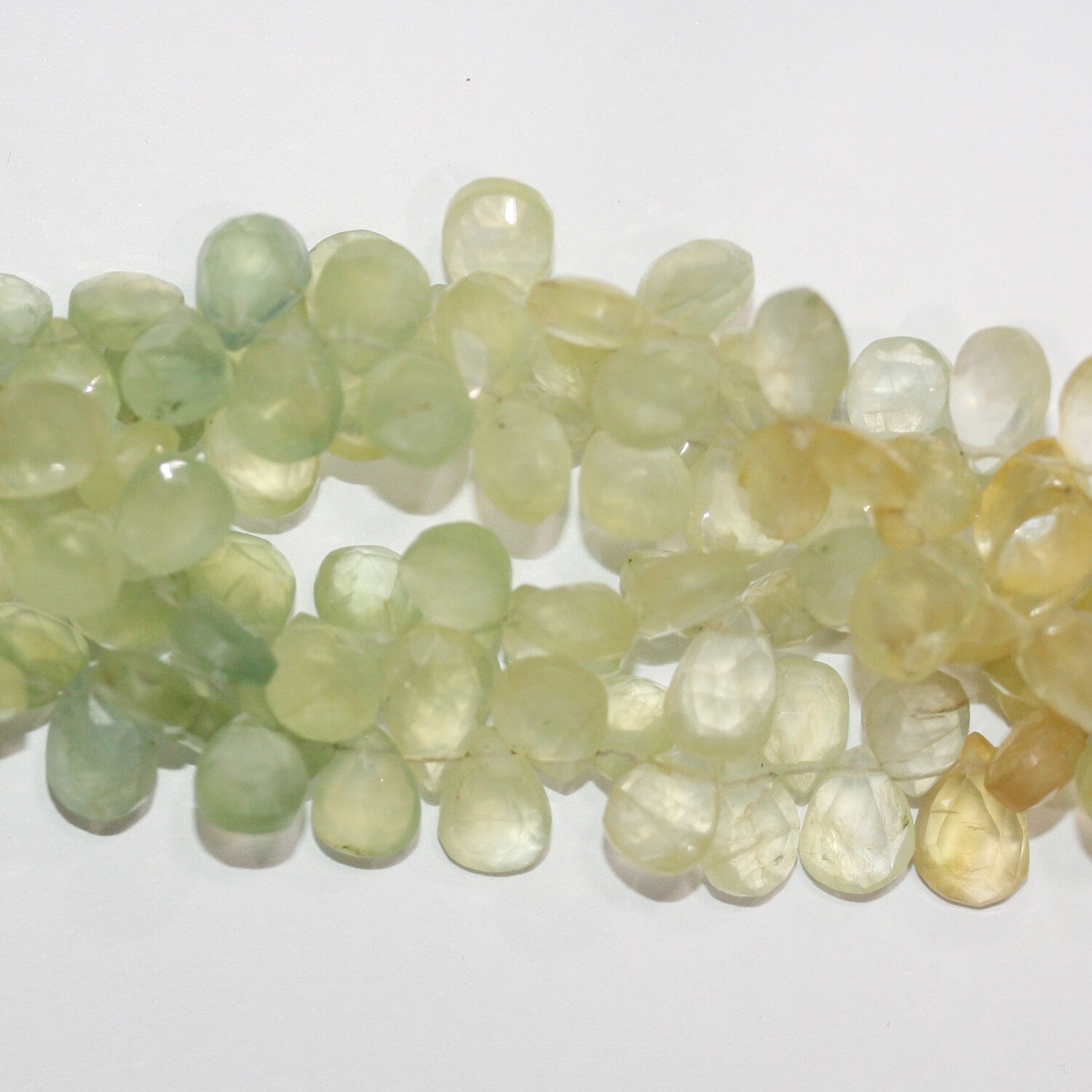 Perles en forme de goutte à facettes de St Prehnite 9" x 7 mm environ - Longueur du brin : 22 cm.