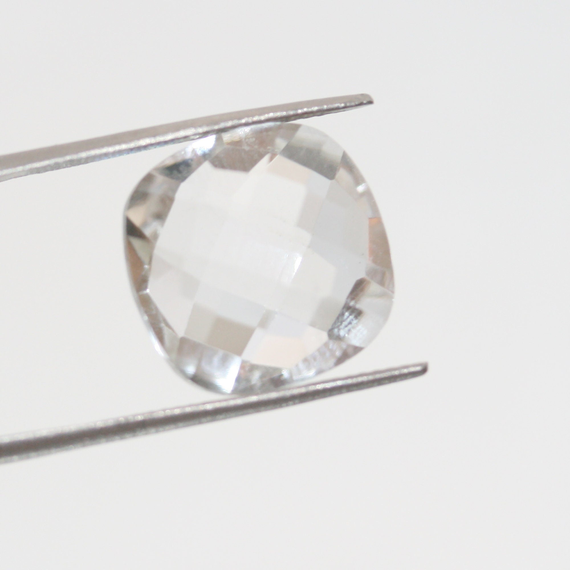 Quartz cristal de roche, taille coussin briolette à facettes carrées, 15 mm.