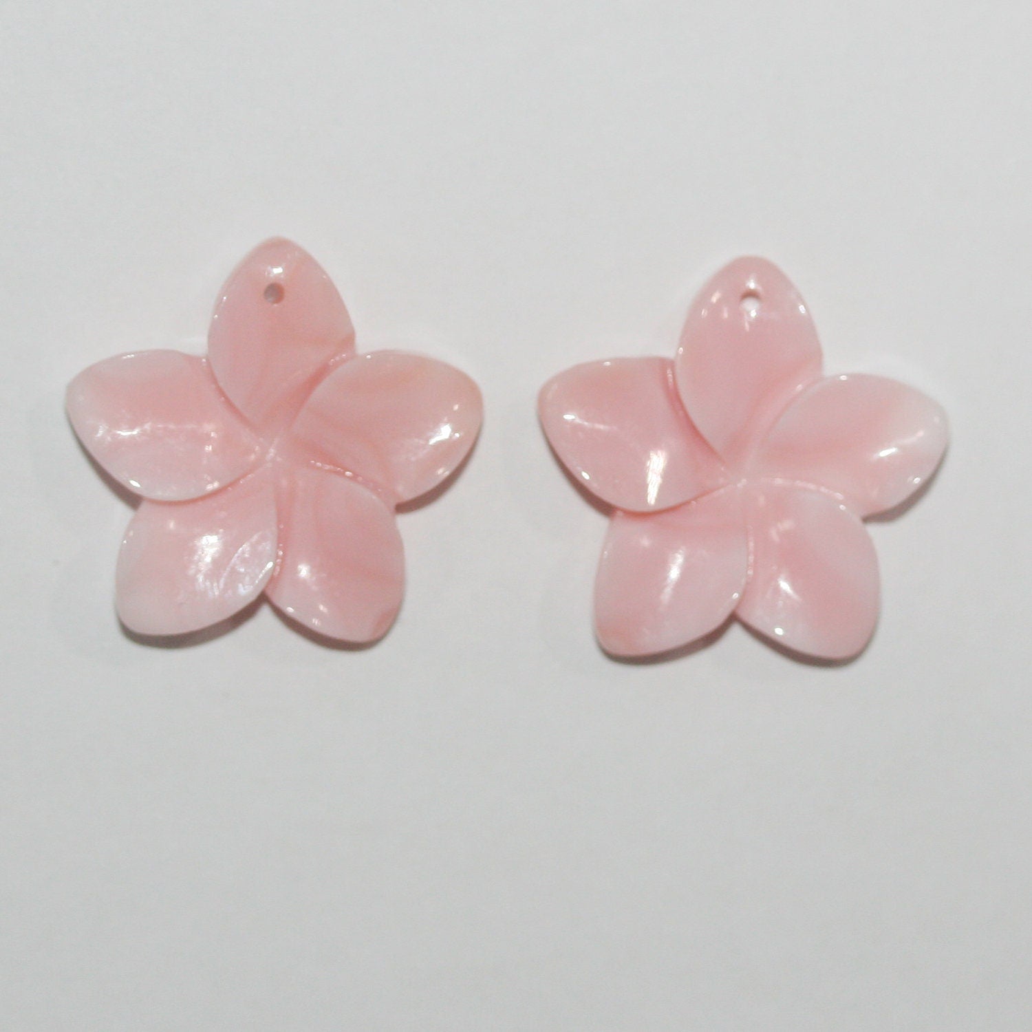 Pendentif feuille en coquillage rose naturel (1 paire) 20 mm