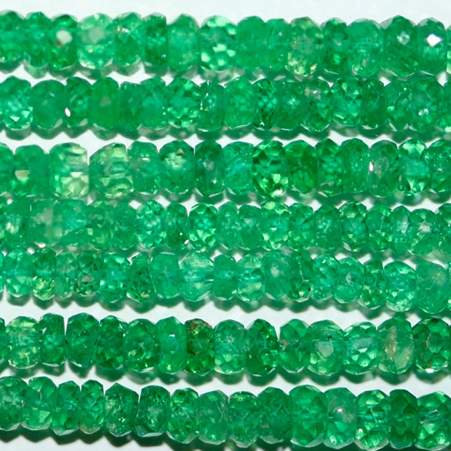 Cuentas redondas facetadas de granate tsavorita de 40 cm, graduadas, de 2 x 1,5-3,5 x 2 mm. Aprox. - Hilo de 40 cm