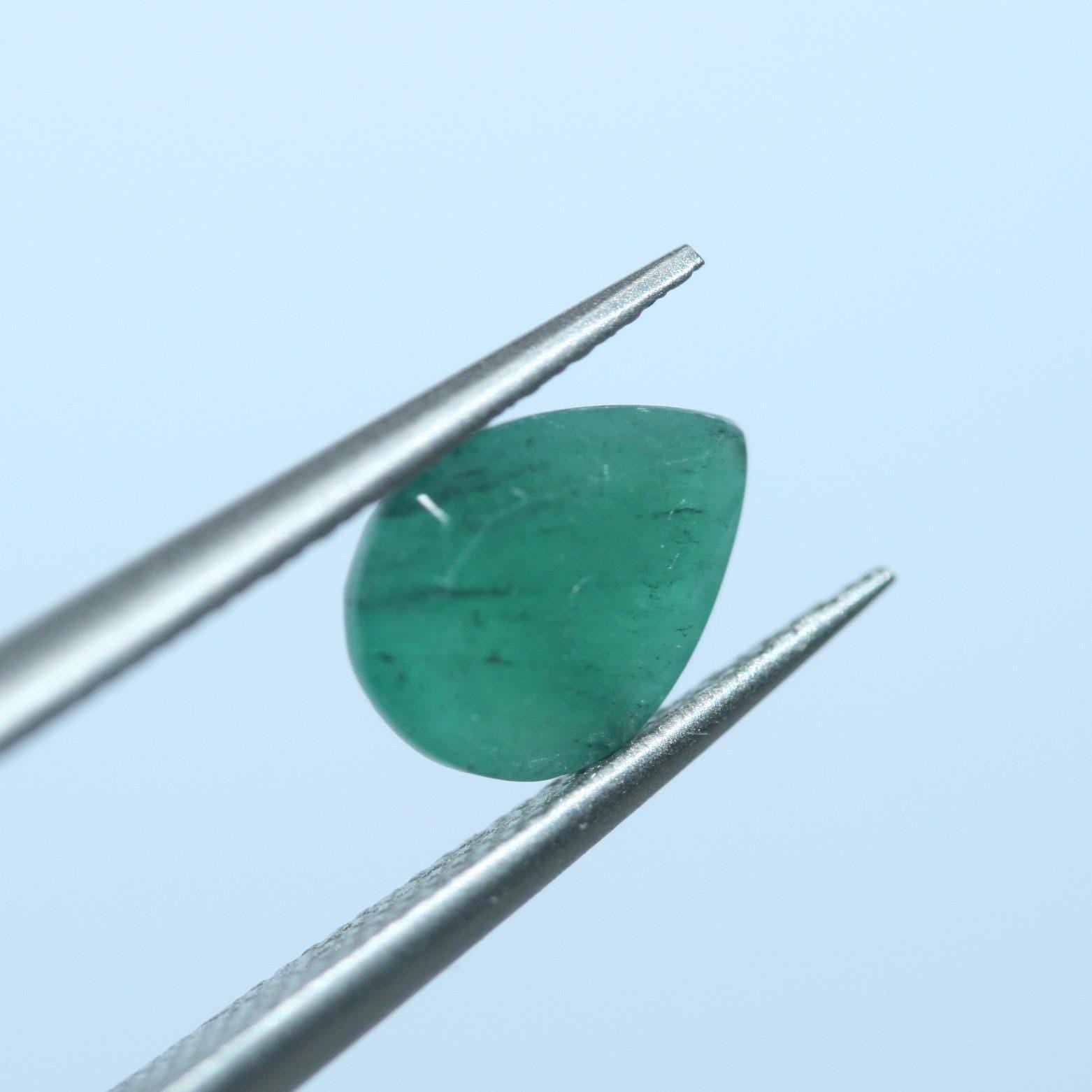 Lot de 8 gouttes d'émeraude à facettes 7x5mm.