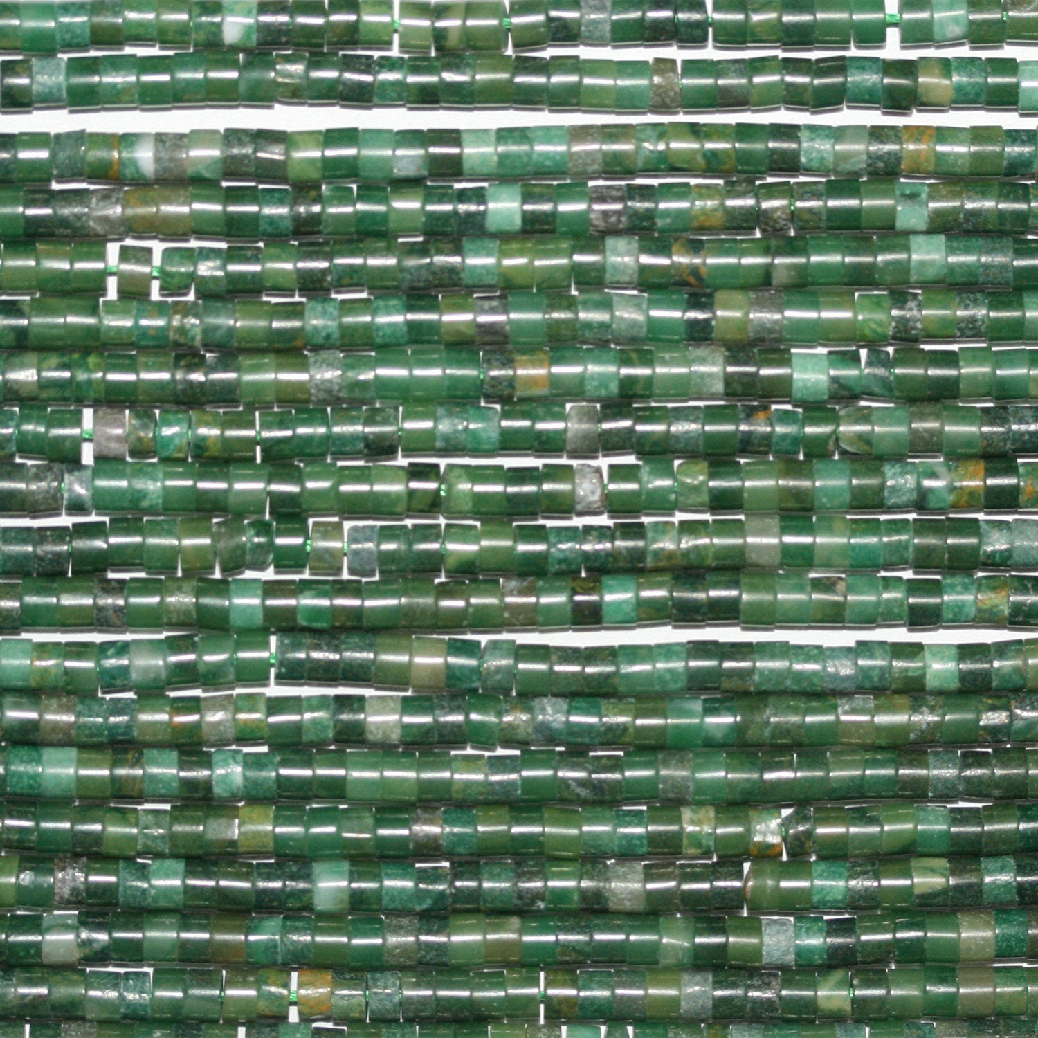 Perles Heishi en grenat vert St lisse, disque de 15 pouces, 3 x 2 mm. - Fil de 39 cm.