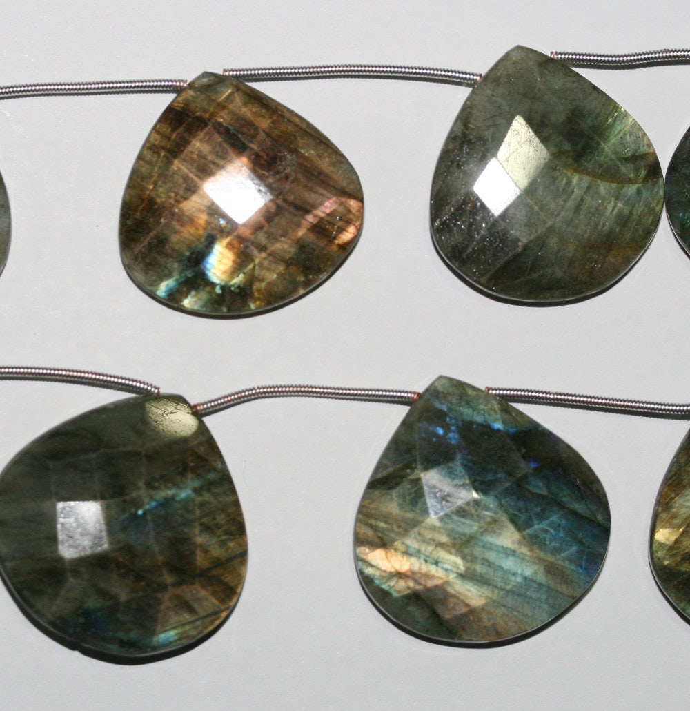 Perles en forme de goutte facettées en labradorite de 26 à 30 mm, longueur 20 cm.