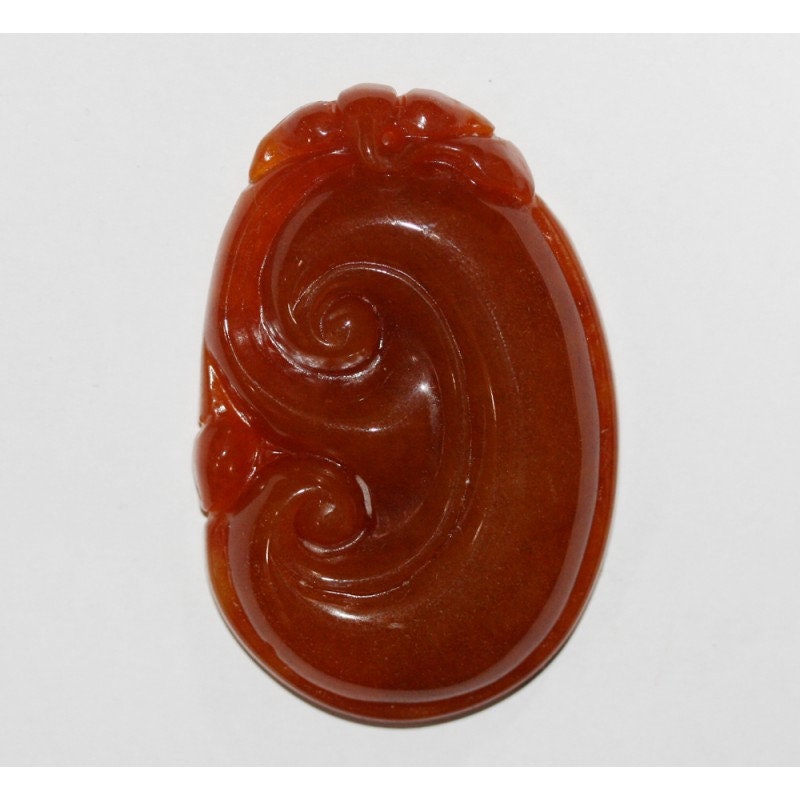 Pendentif en jade rouge 63 x 43 mm, bijou à faire soi-même