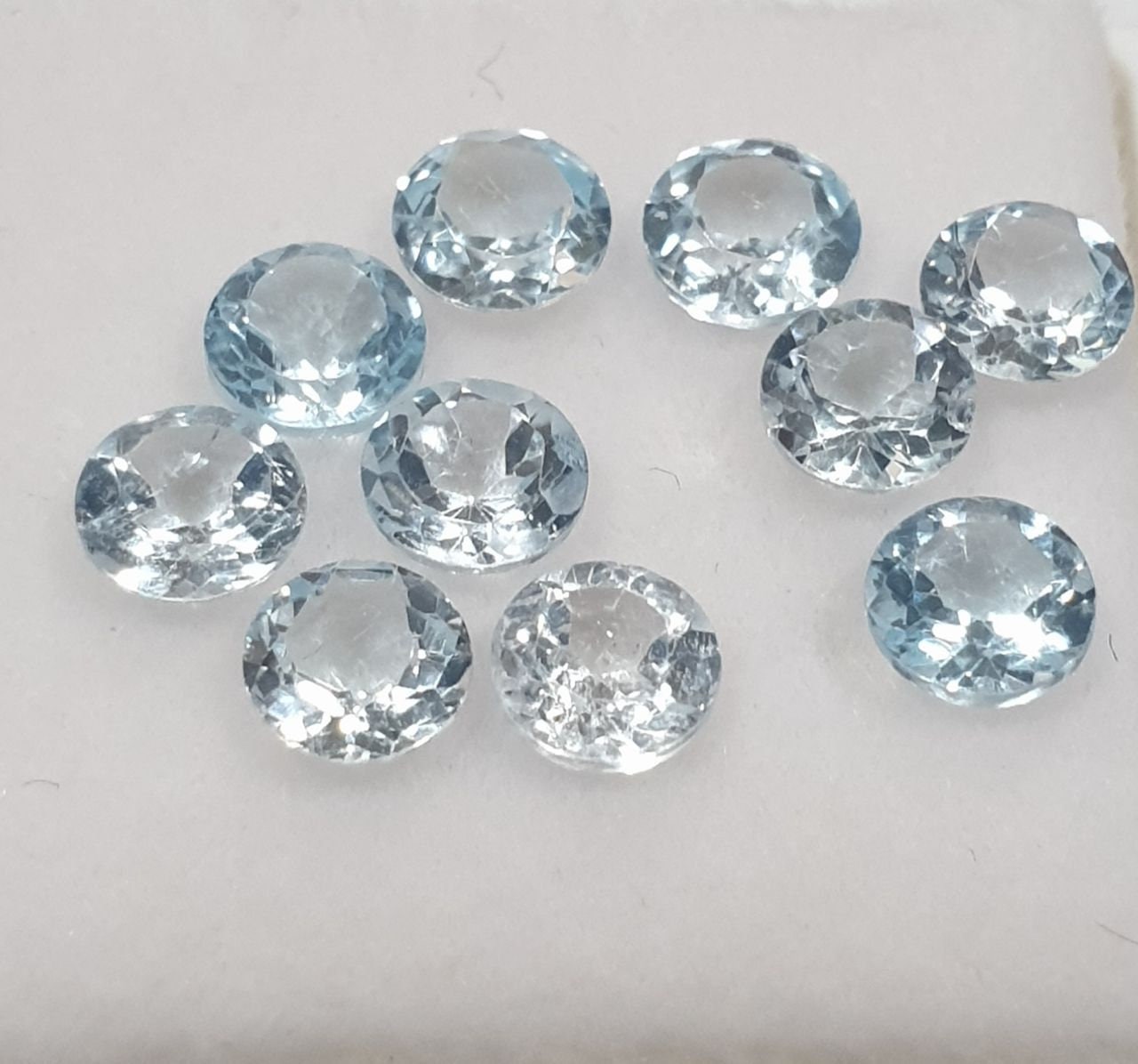 Lot de 10 topazes bleu ciel, taille brillant rond à facettes, 4 mm. Pierres précieuses naturelles à prix de gros.