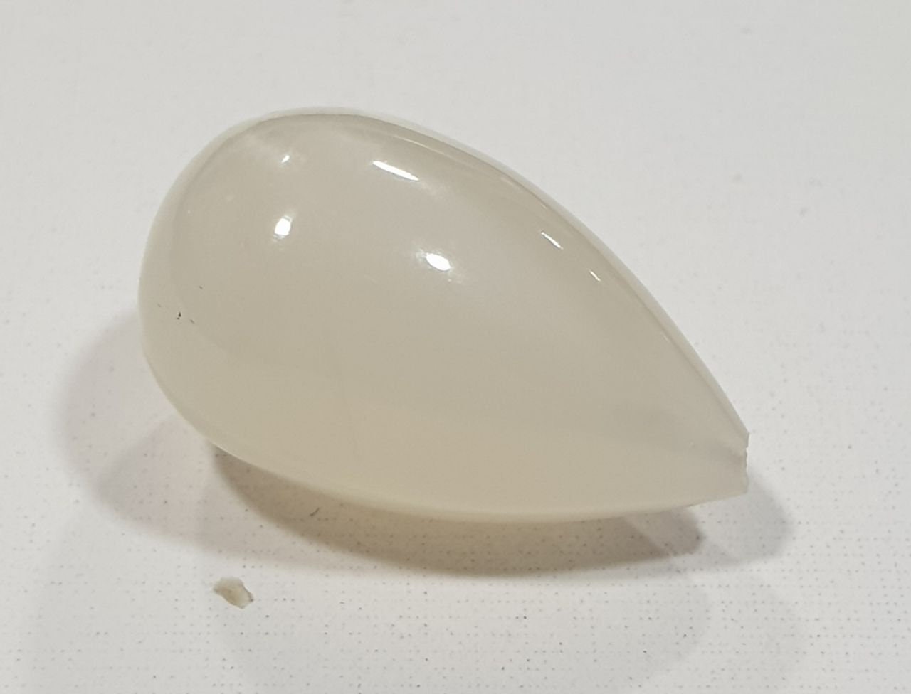 Gota de piedra lunar blanca y gris perforada a la mitad, 19,8 x 11,7 mm (17,21 ct).