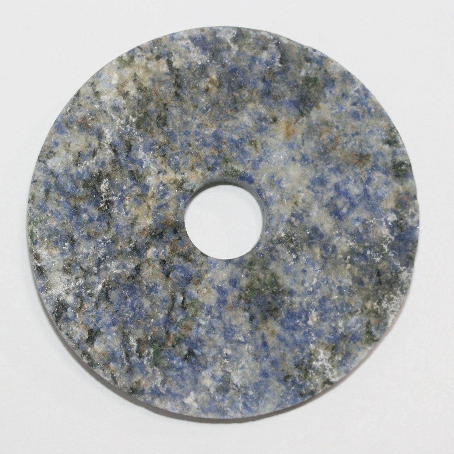 Pendentif en sodalite non polie, environ 55-80 mm.