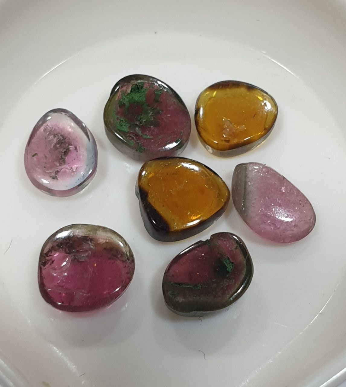 Lot de 7 tourmalines multicolores, cabochons plats de taille et de forme libres, pierres non traitées - Fournisseur de pierres précieuses en gros pour le bricolage - Pierres authentiques