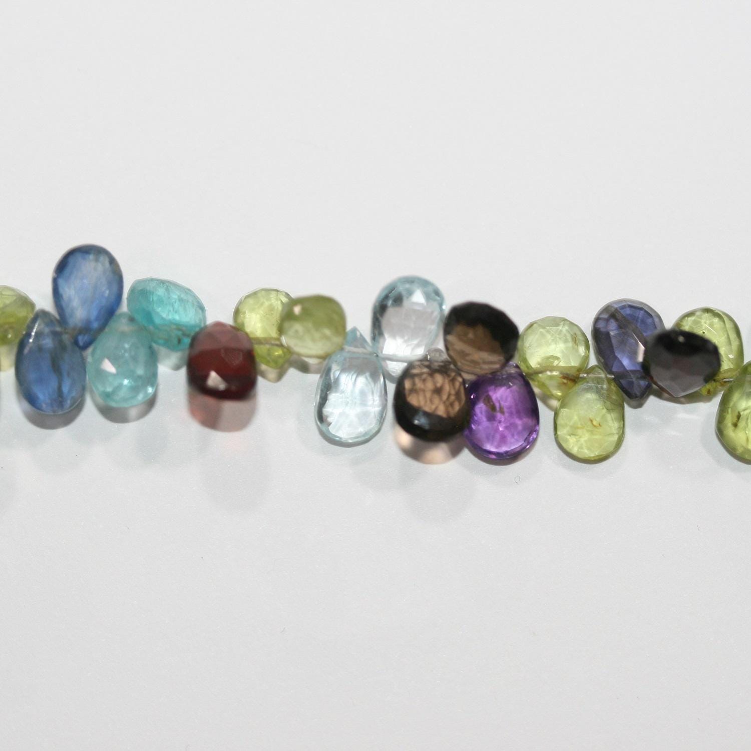 Perles pendantes à facettes en pierre multiple de 20 cm (8 po), 9 x 6 mm environ. Longueur du fil : 20 cm. Réf. 10971