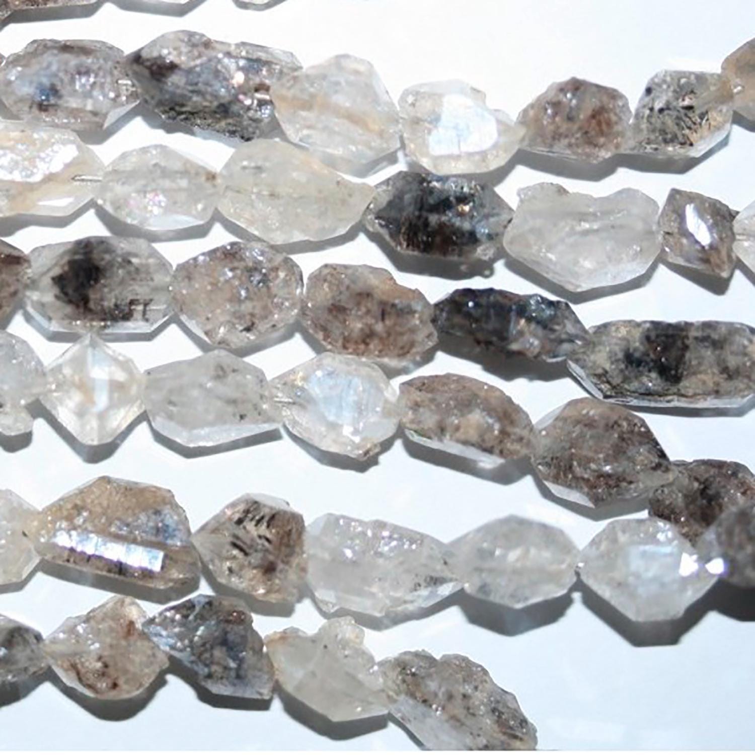 Perles de quartz St Herkimer facettées en forme de pépites (8 x 5 mm environ), longueur : 38 cm.