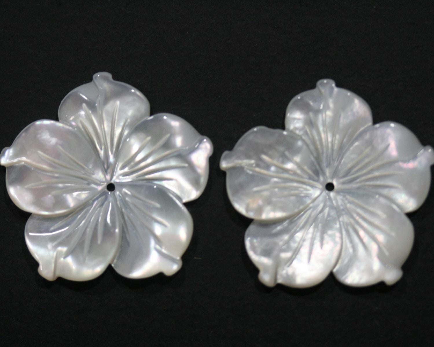 Pendentif en nacre, motif feuille sculptée, 25 mm (1 paire). Réf. 14840